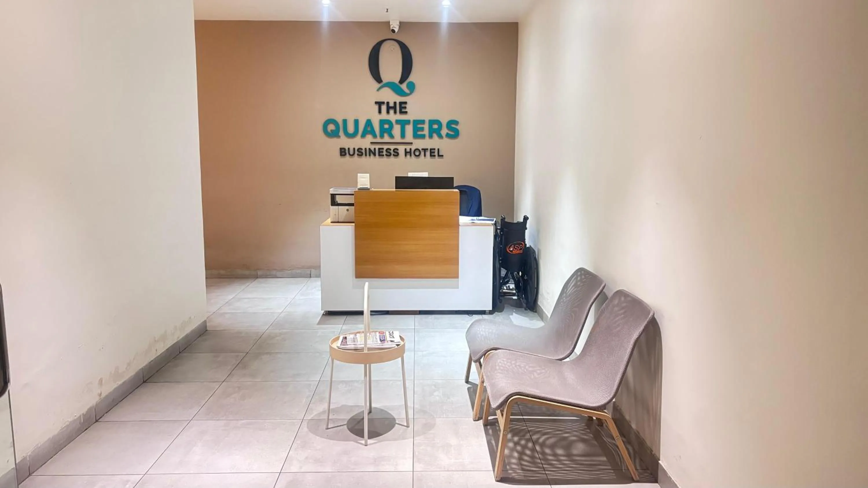 THE QUARTERS BUSINESS Hotel
