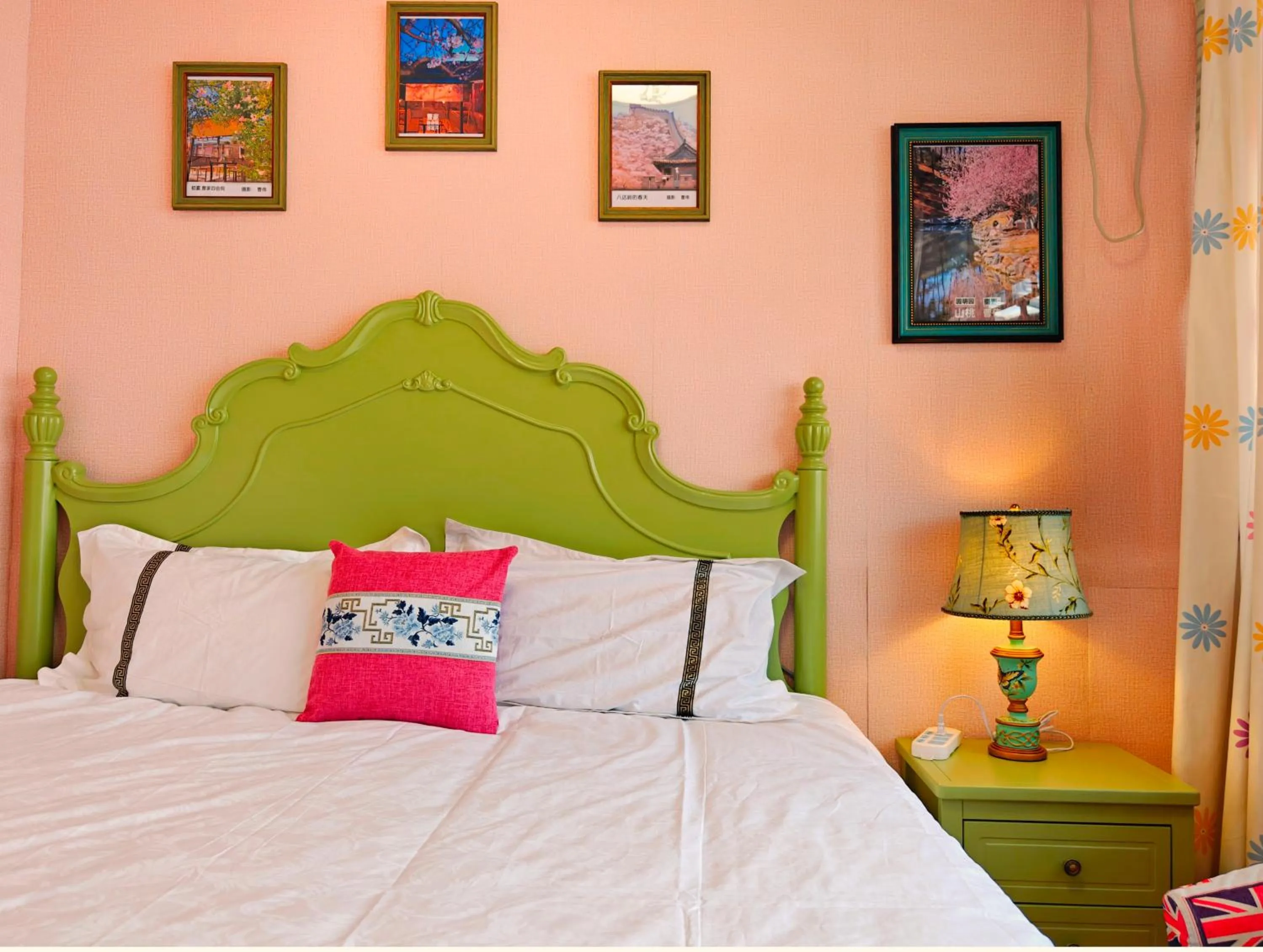 Bed in Beijing Badaling Great Wall Caos Courtyard Hostel 1VIP service 2Ancient style Chinese yard 3 only 15 minutes walk to the Badaling Great Wall 4 be your free advisor 5 offer private guided tour 6 experience local food and culutre