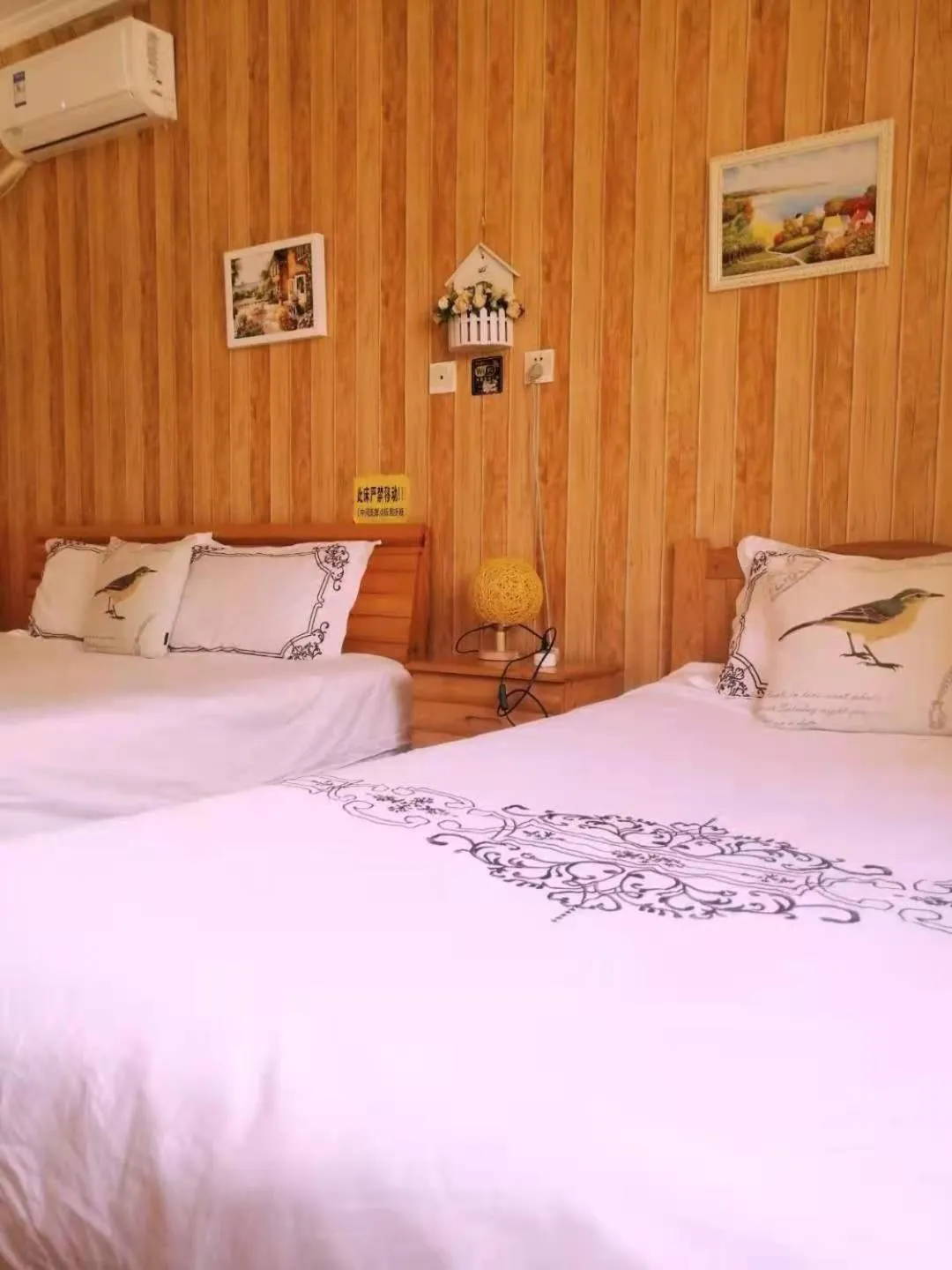 Bed in Beijing Badaling Great Wall Caos Courtyard Hostel 1VIP service 2Ancient style Chinese yard 3 only 15 minutes walk to the Badaling Great Wall 4 be your free advisor 5 offer private guided tour 6 experience local food and culutre