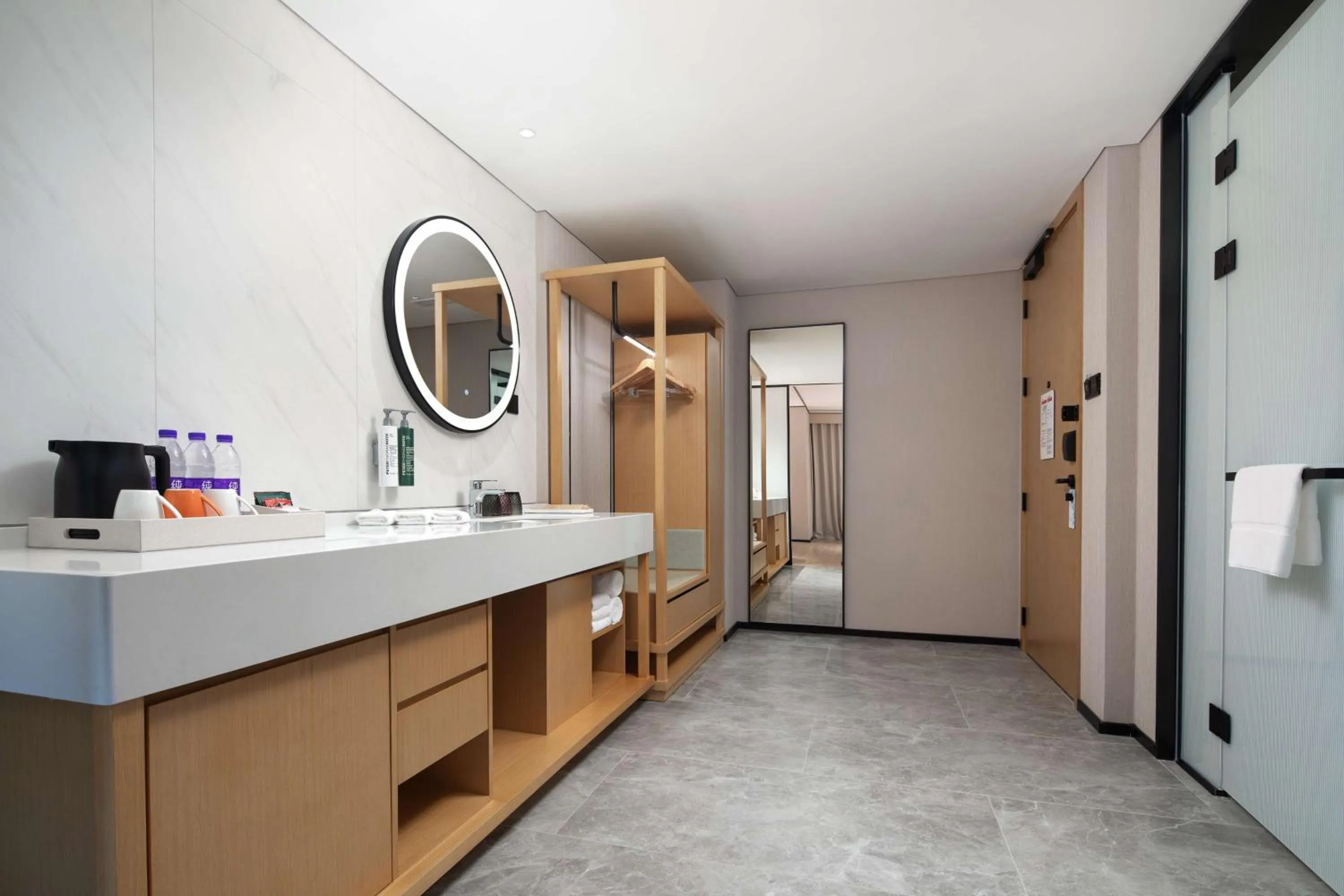 Bathroom, Bed in Hilton Garden Inn Chengde Mountain Resort