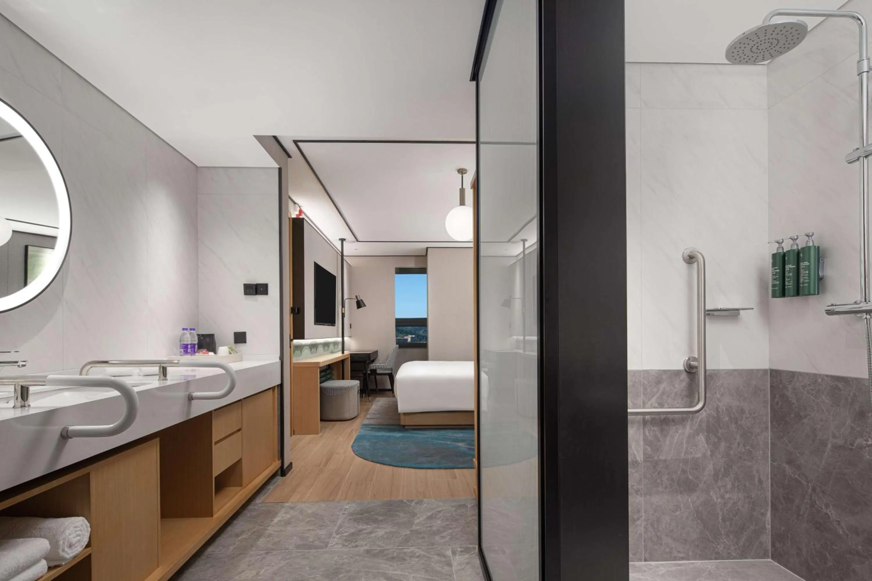 Bathroom, Bed in Hilton Garden Inn Chengde Mountain Resort