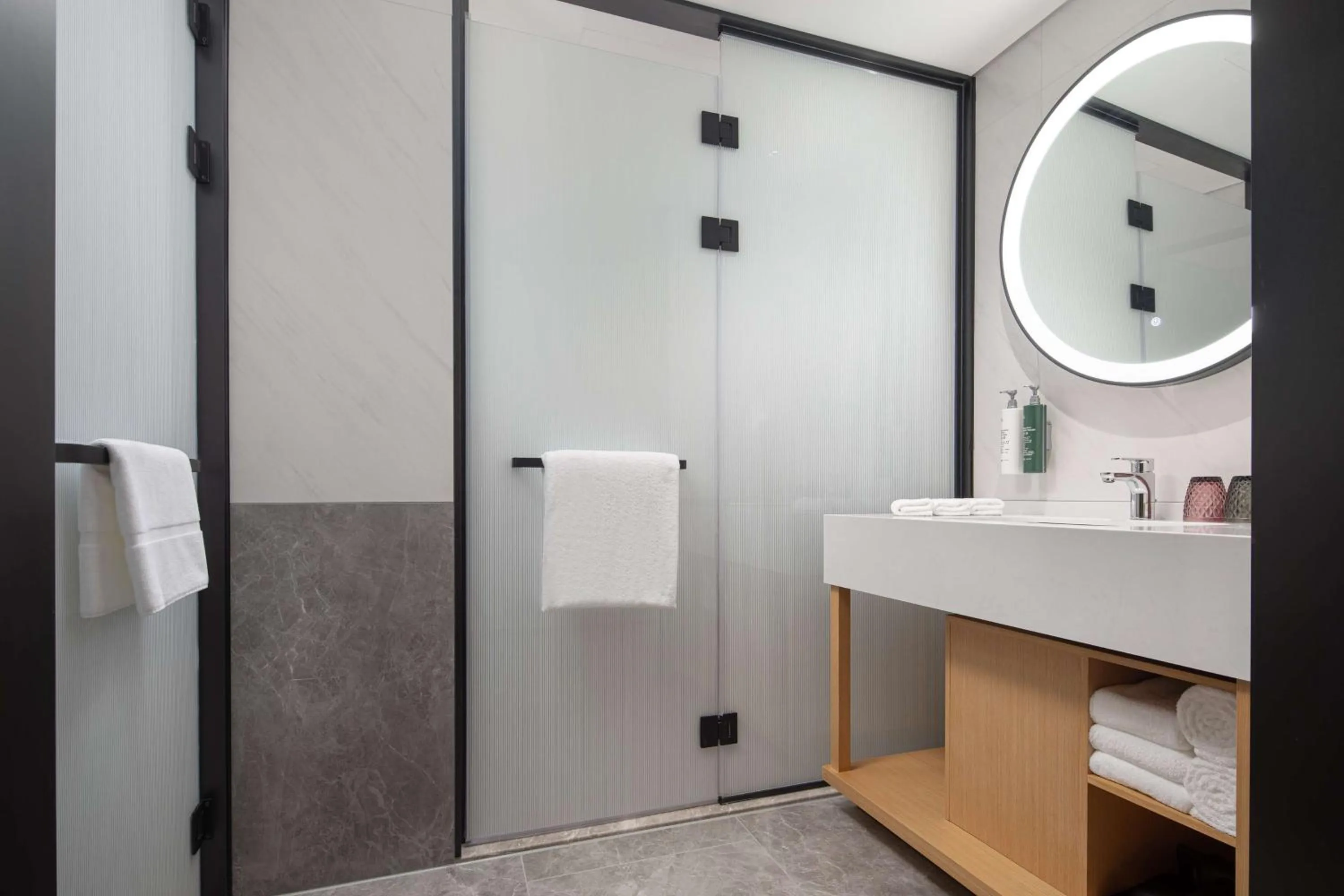 Bathroom in Hilton Garden Inn Chengde Mountain Resort