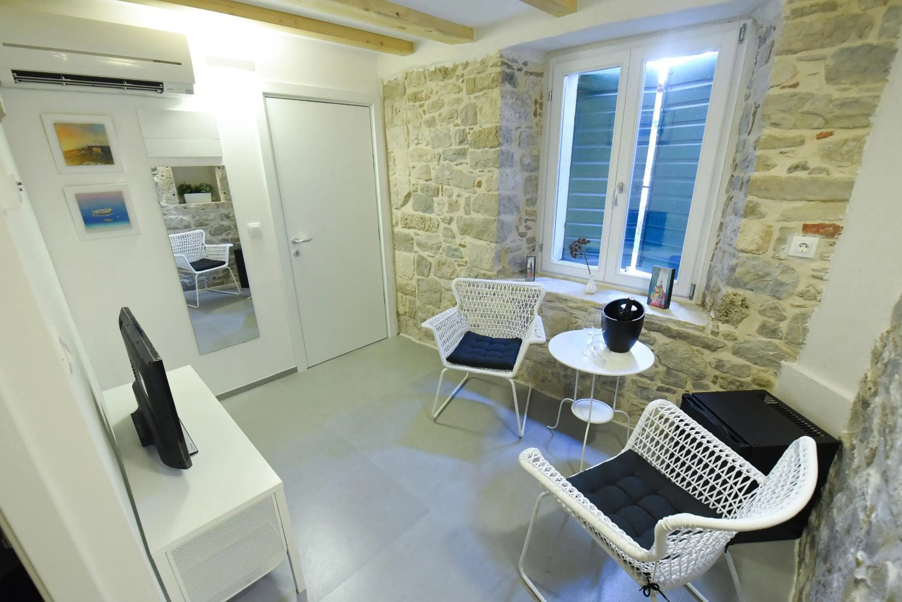 Living room in Pylon Rooms