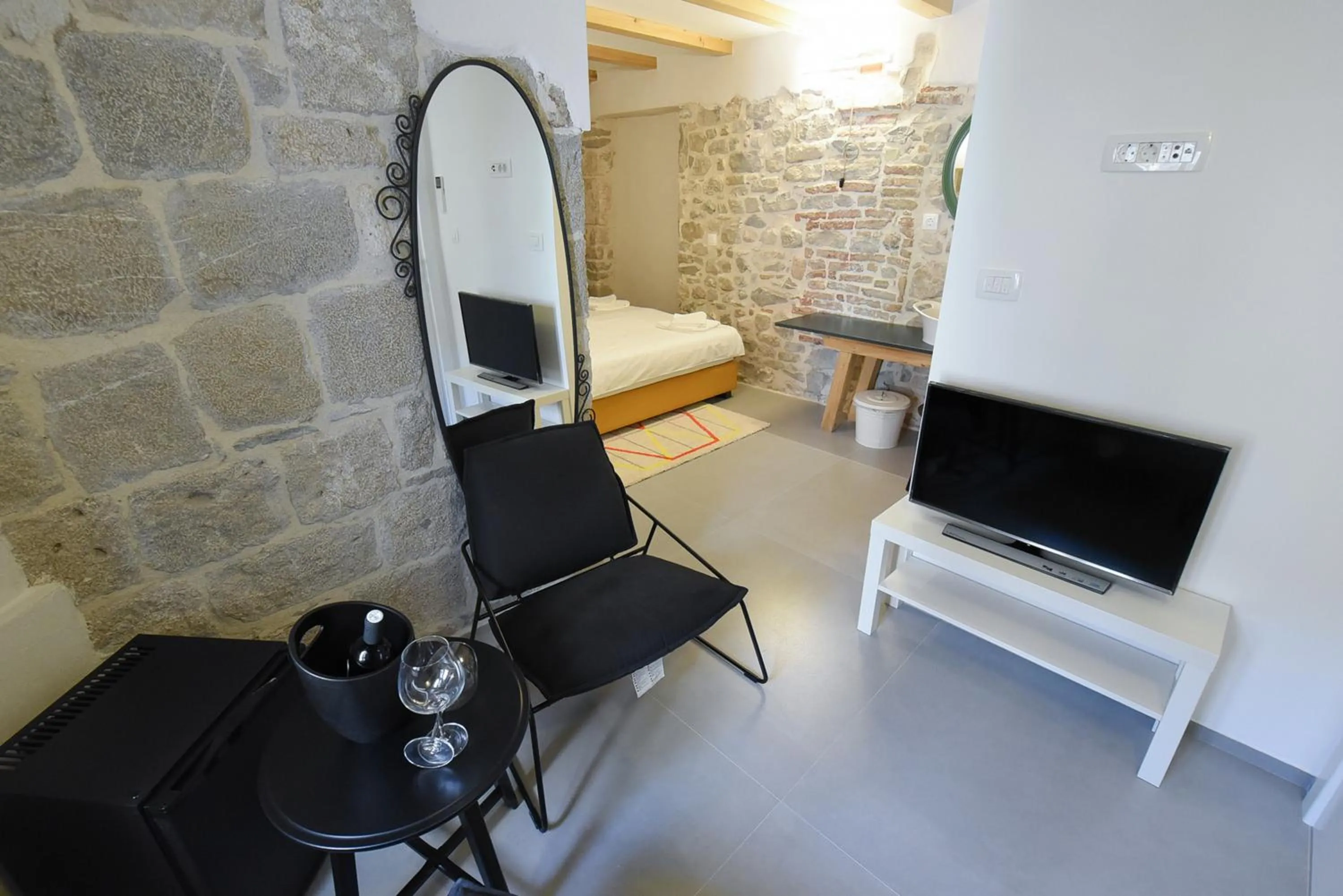 Living room, Bed in Pylon Rooms