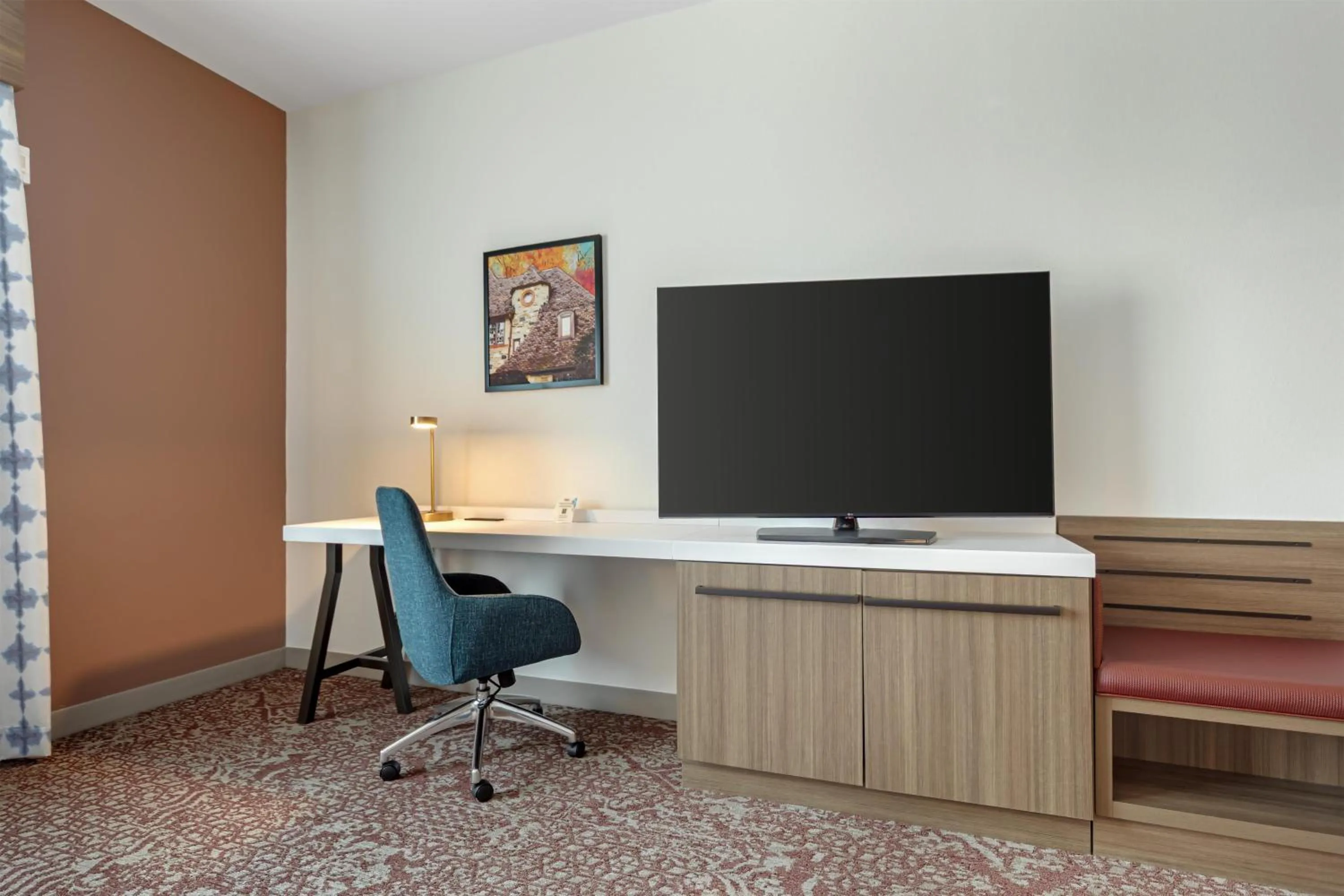 Bedroom in Hilton Garden Inn Media