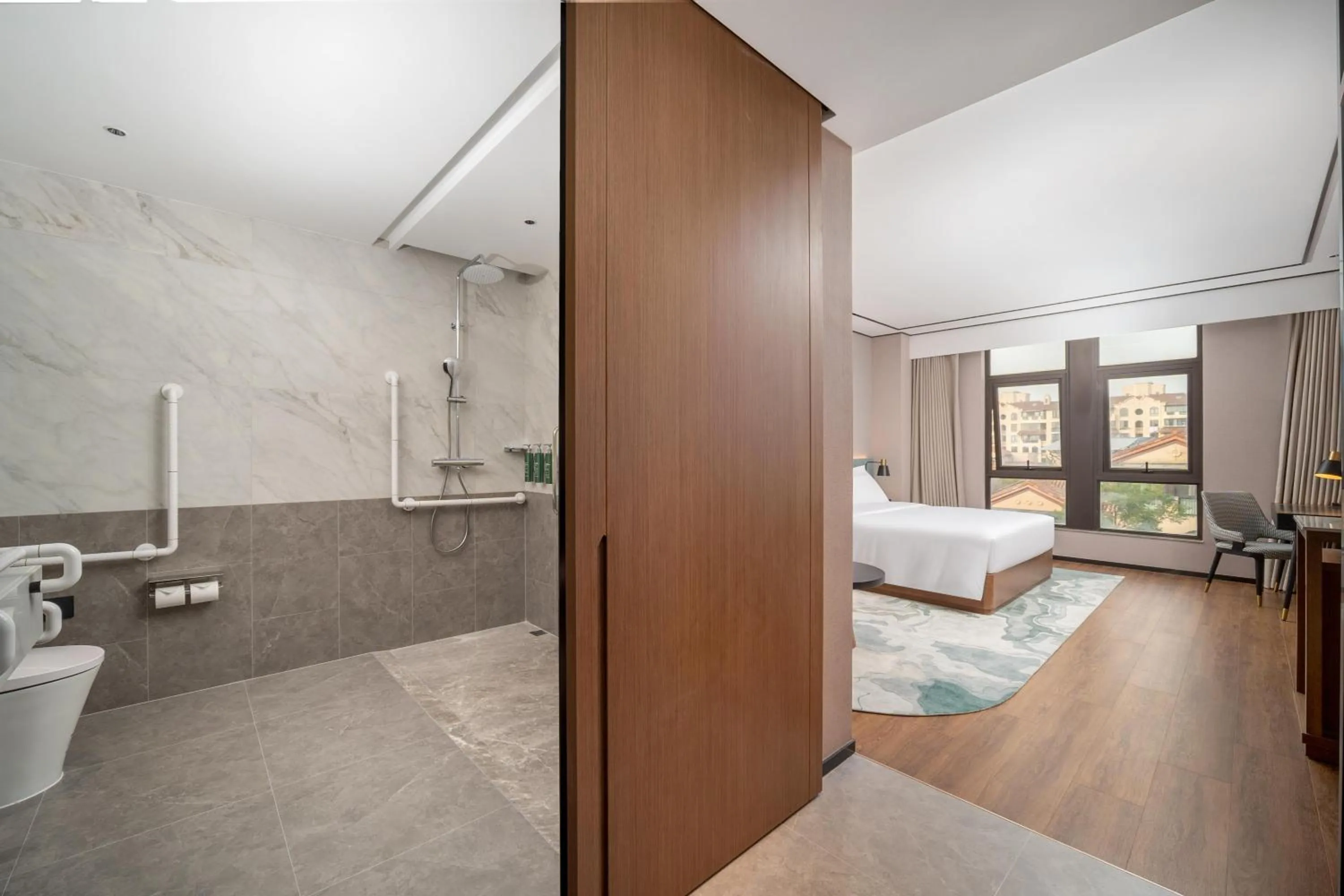 Photo of the whole room, Bed in Hilton Garden Inn Shanghai Changxing Island