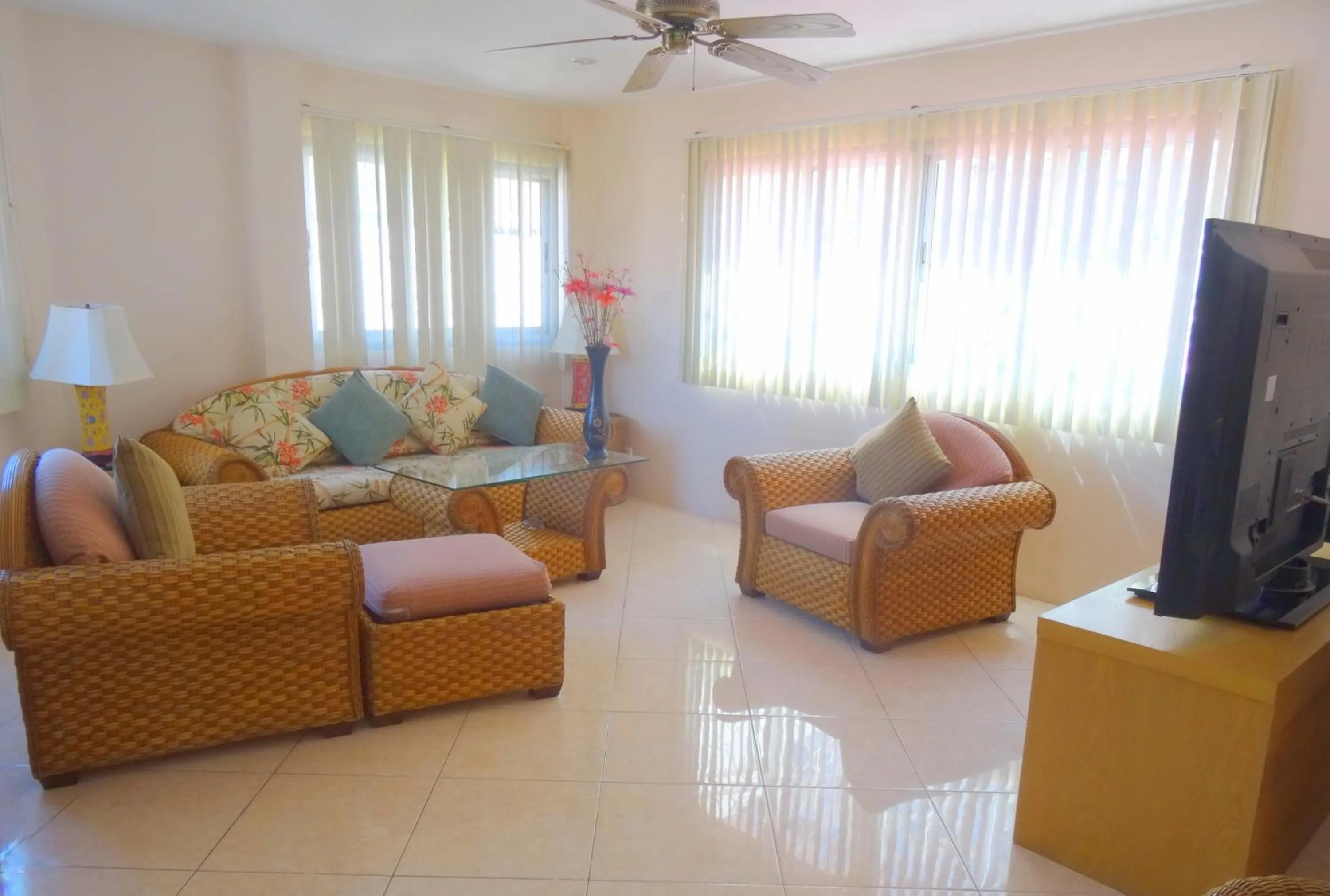 Living room, Lounge/Bar in Butterfly Garden Boutique Residences by Luxury View SHA Extra Plus