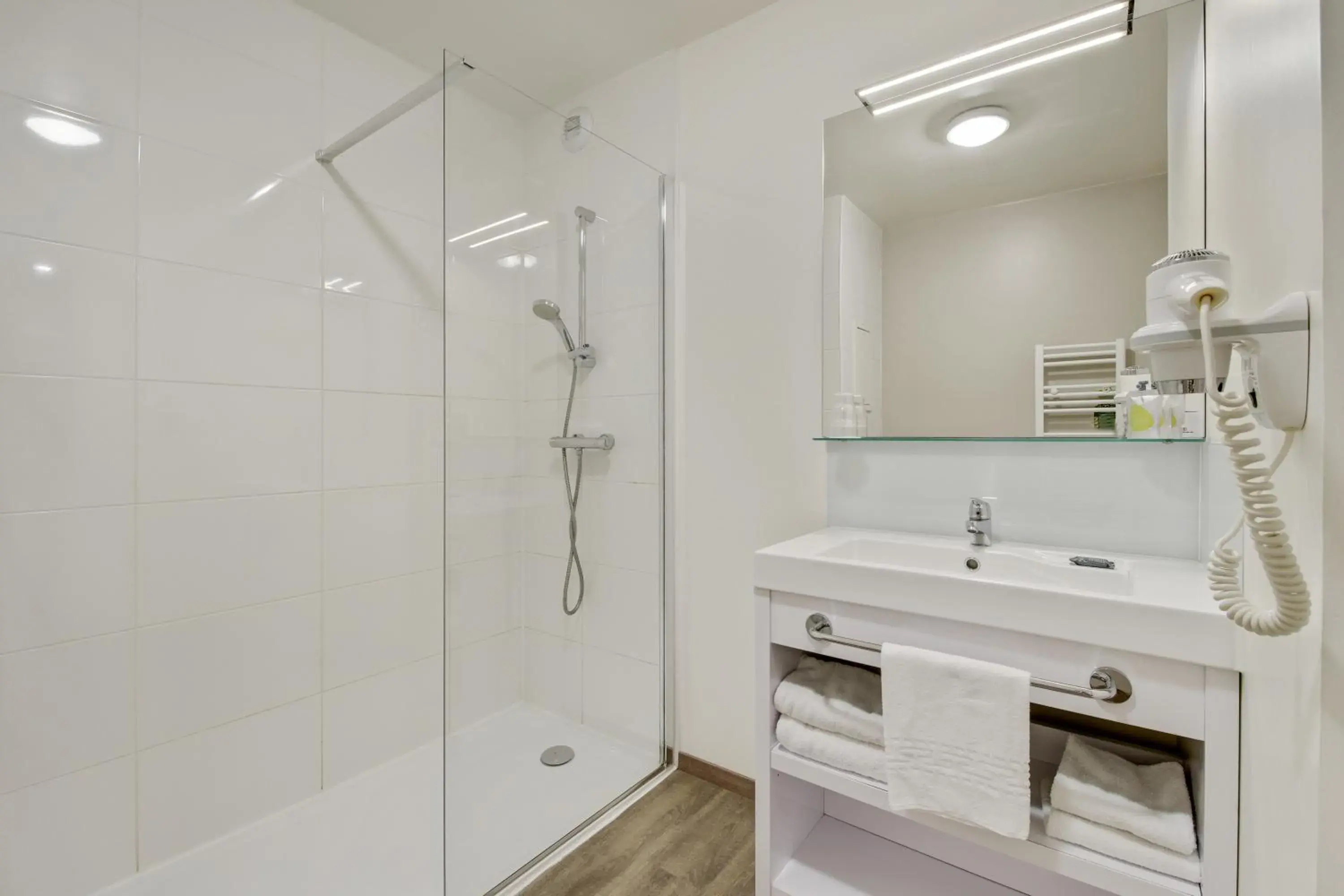 Bathroom in All Suites Appart Hôtel - Bordeaux - Pessac Bathroom in All Suites Appart Hôtel - Bordeaux - Pessac