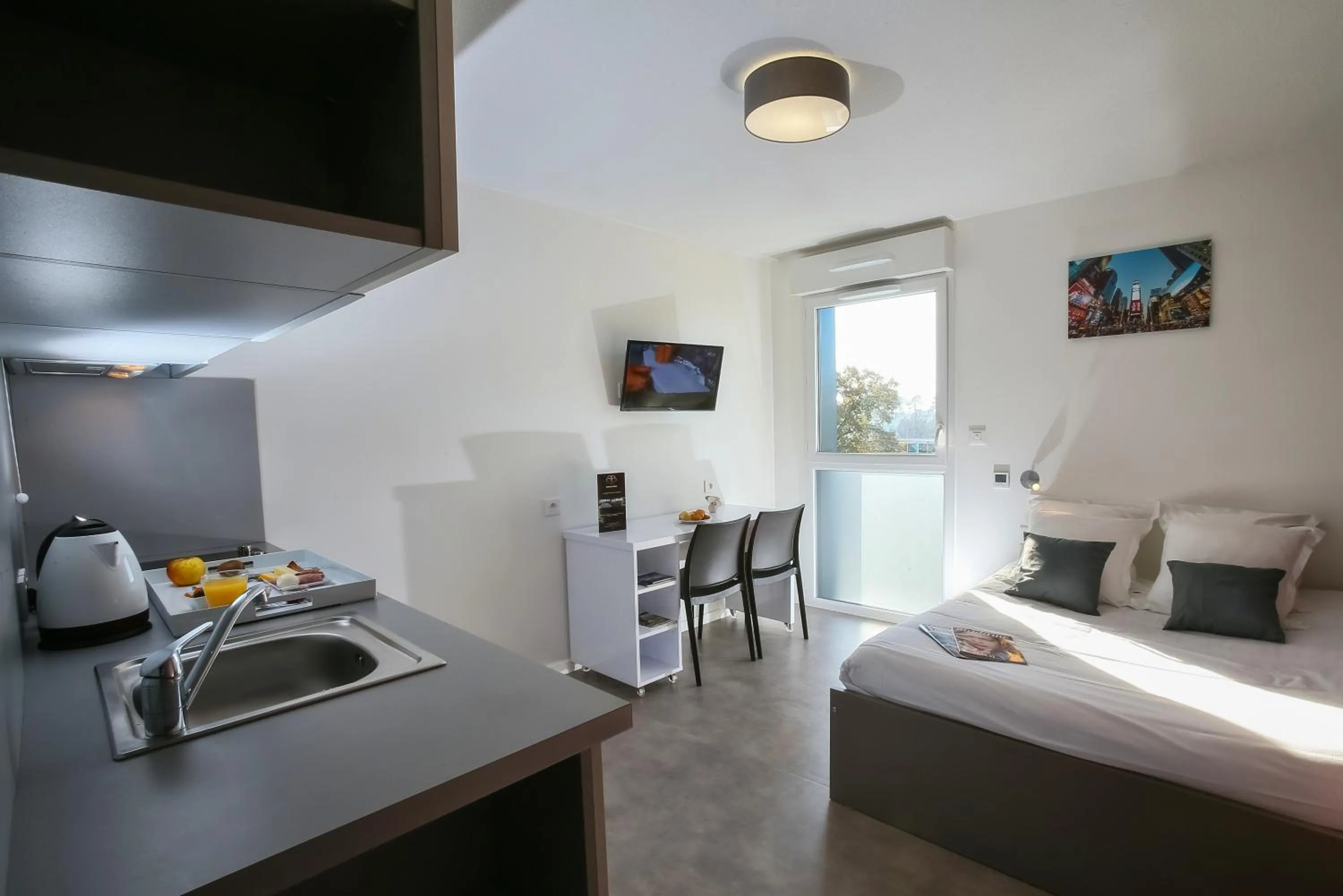 Kitchen or kitchenette, Bed in All Suites Appart Hôtel - Bordeaux - Pessac