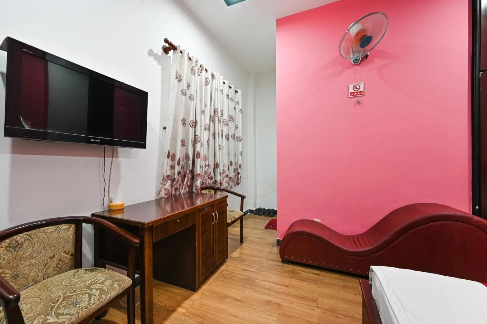 TV and multimedia in Hoang Phung Hotel - Tan Son Nhat Airport