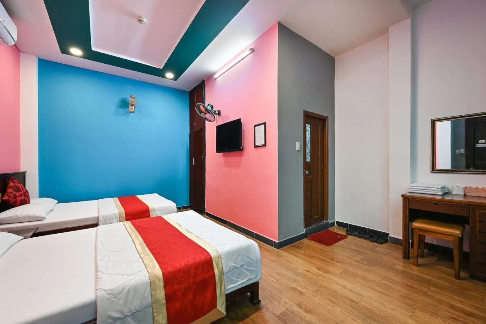 Bedroom in Hoang Phung Hotel - Tan Son Nhat Airport