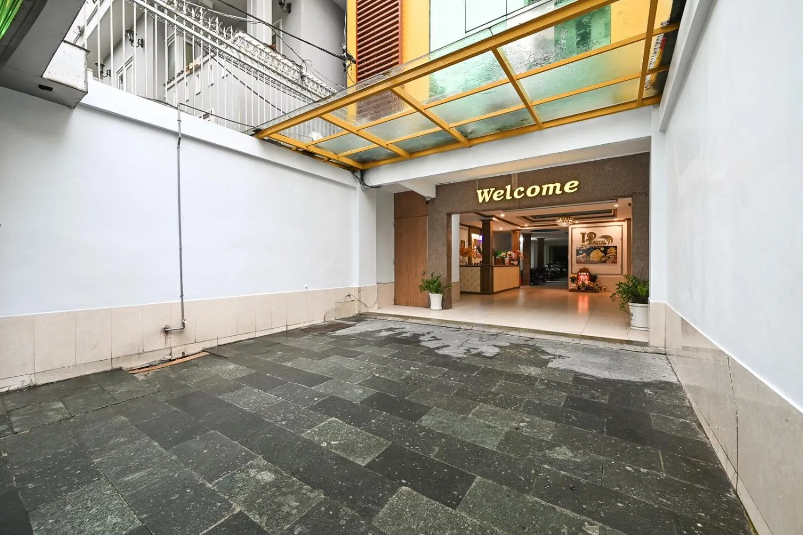 Facade/entrance in Hoang Phung Hotel - Tan Son Nhat Airport