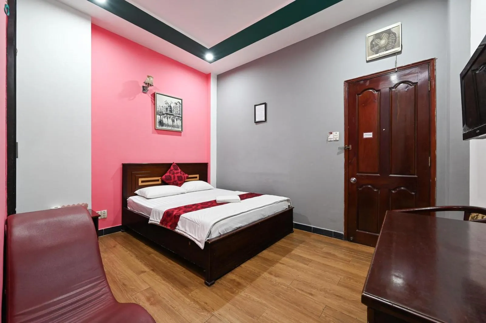 Photo of the whole room in Hoang Phung Hotel - Tan Son Nhat Airport