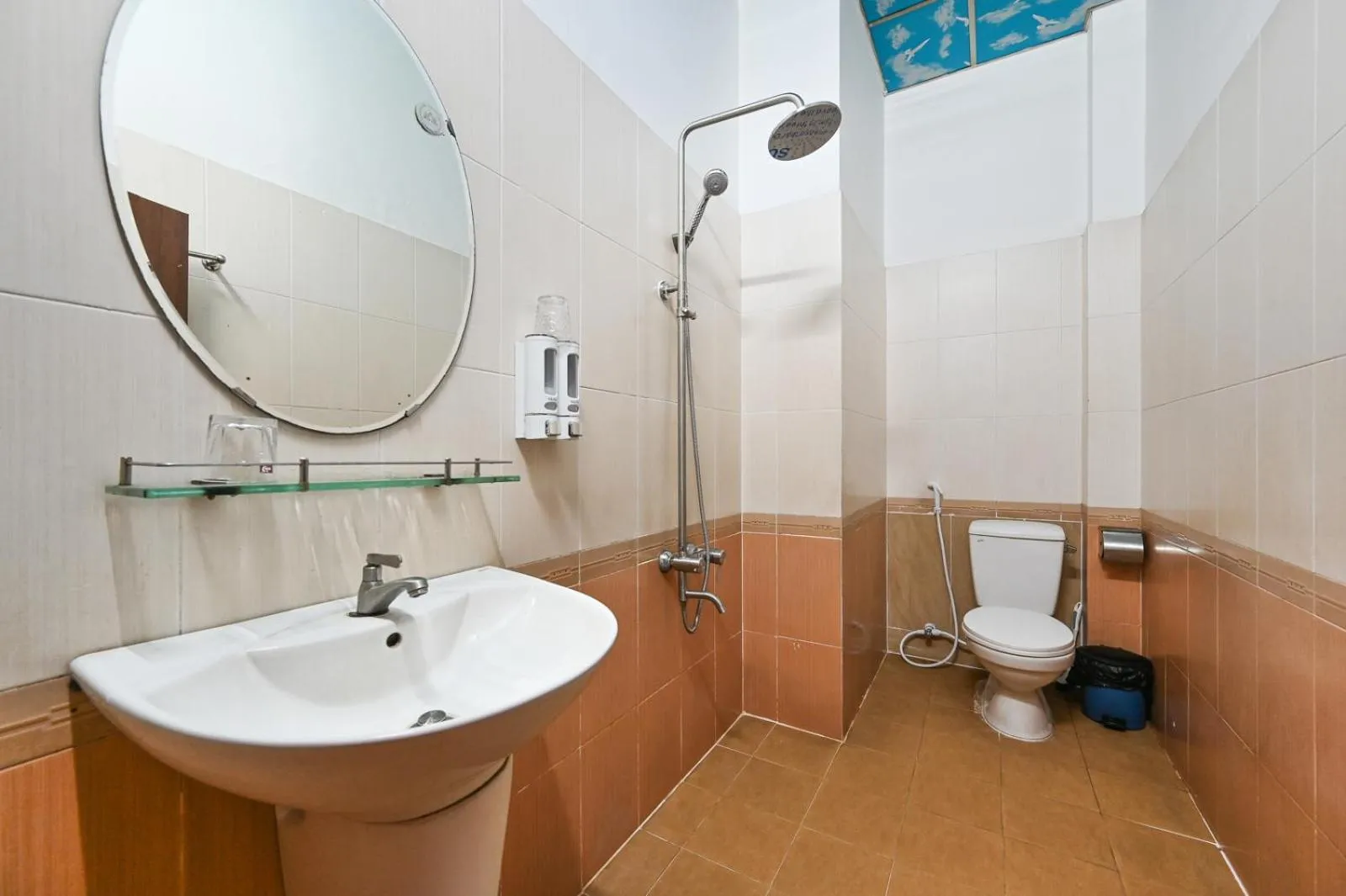 Toilet in Hoang Phung Hotel - Tan Son Nhat Airport