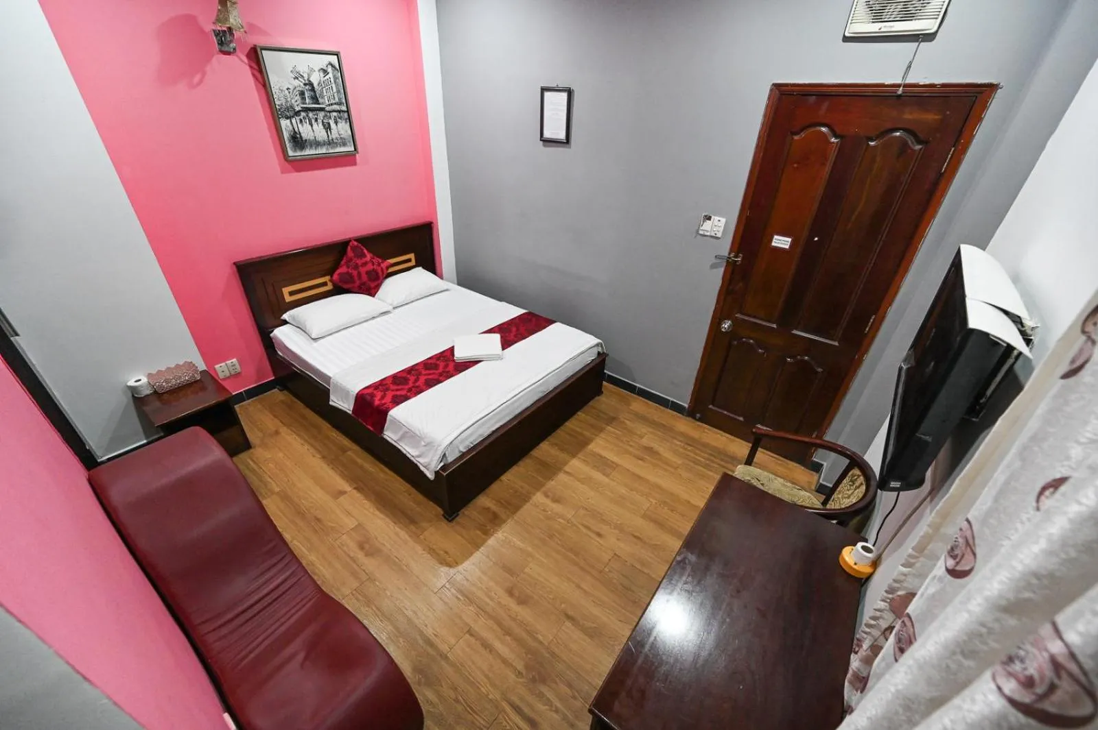 Photo of the whole room in Hoang Phung Hotel - Tan Son Nhat Airport