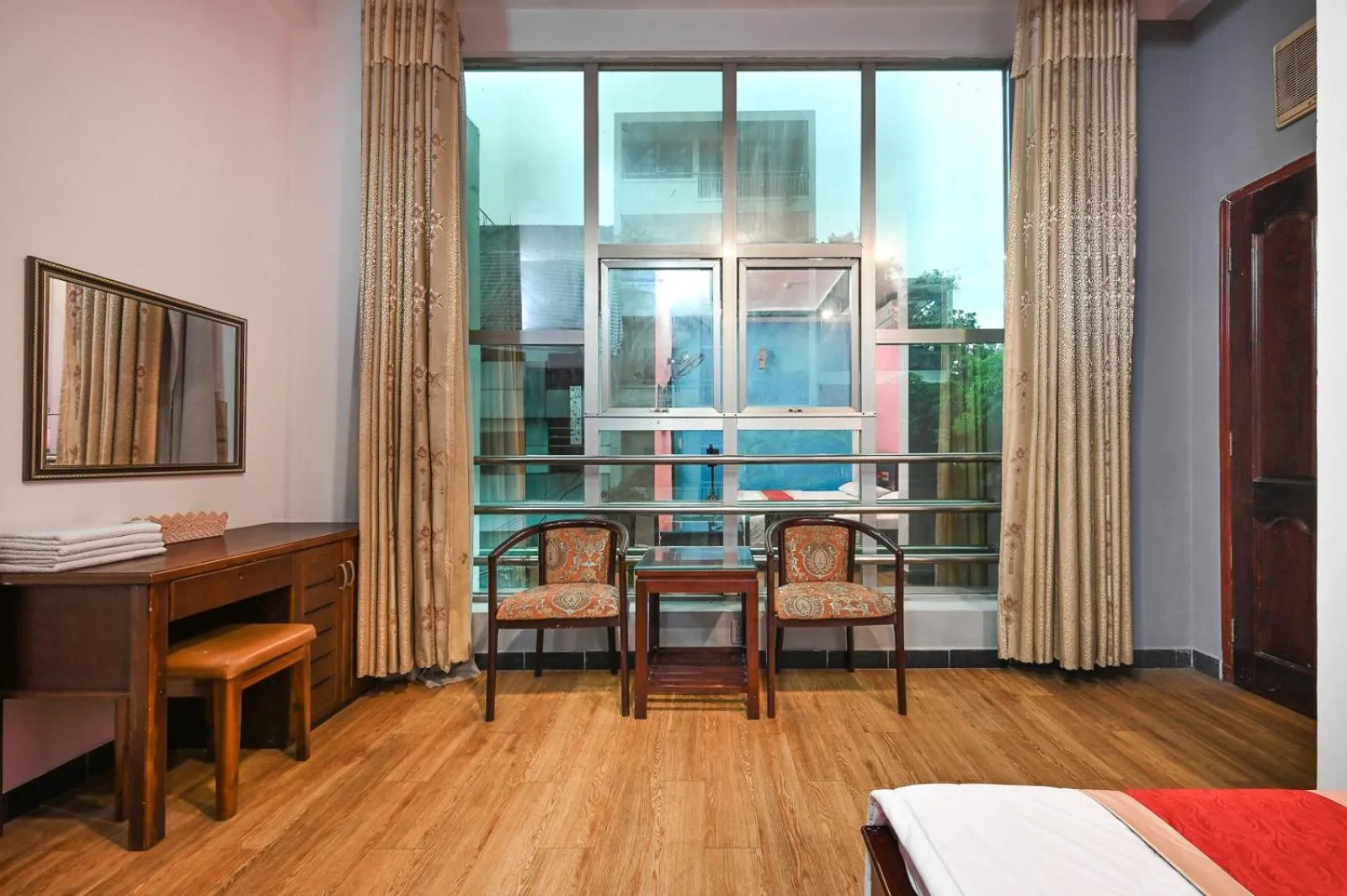 Bedroom in Hoang Phung Hotel - Tan Son Nhat Airport