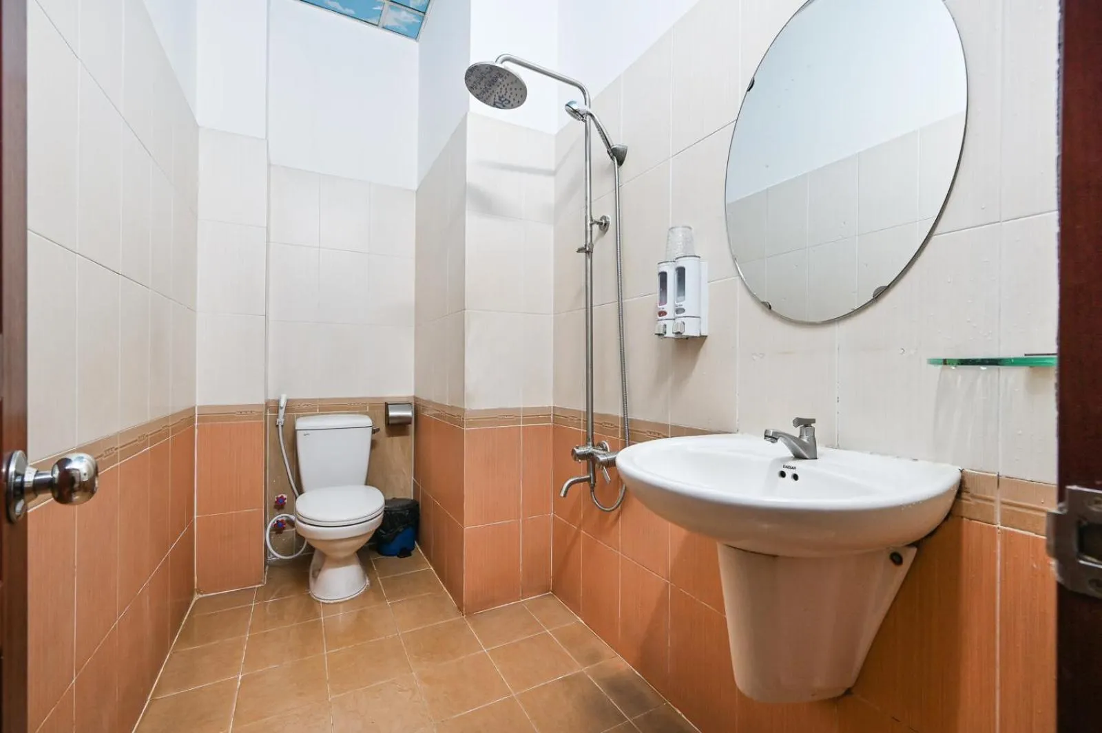 Shower in Hoang Phung Hotel - Tan Son Nhat Airport