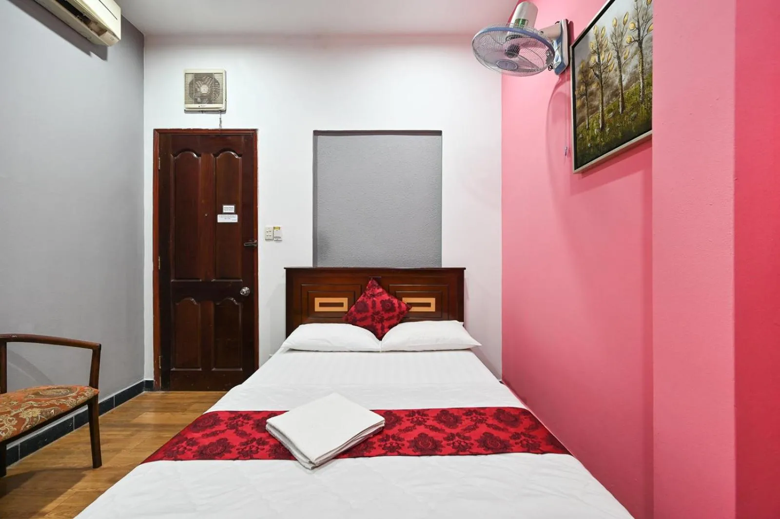 Bedroom in Hoang Phung Hotel - Tan Son Nhat Airport