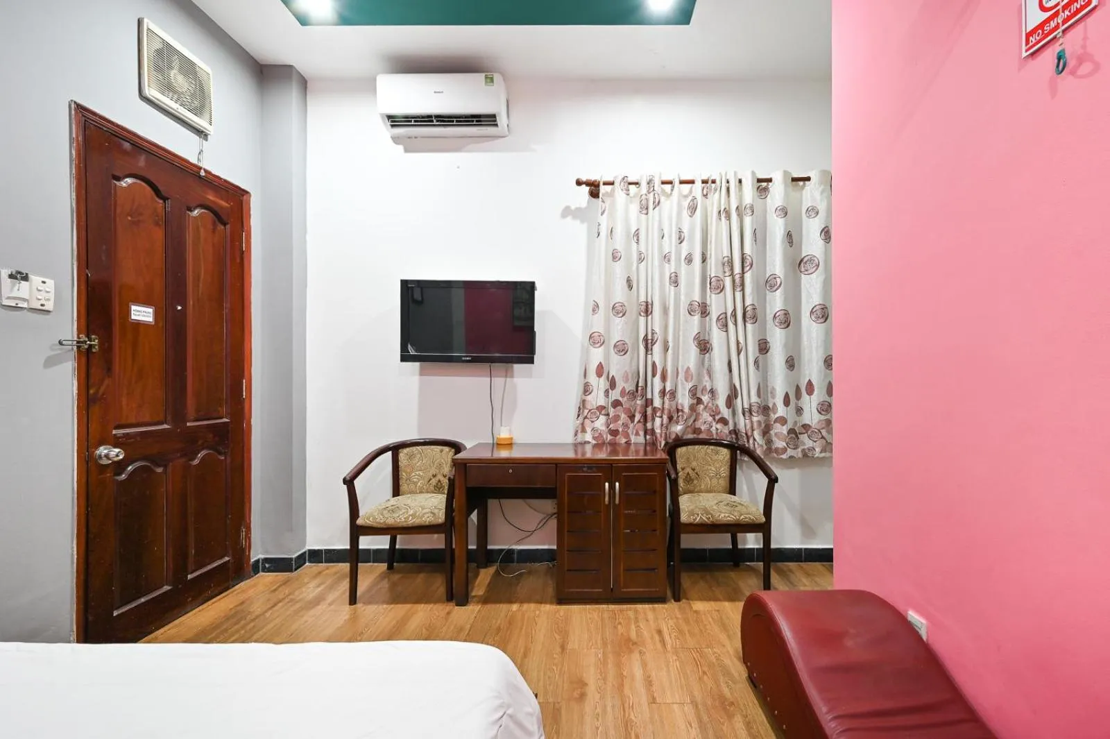 Bedroom in Hoang Phung Hotel - Tan Son Nhat Airport