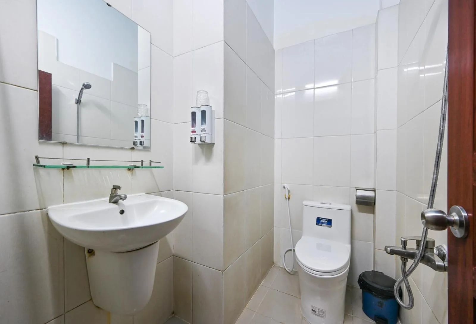 Shower in Hoang Phung Hotel - Tan Son Nhat Airport