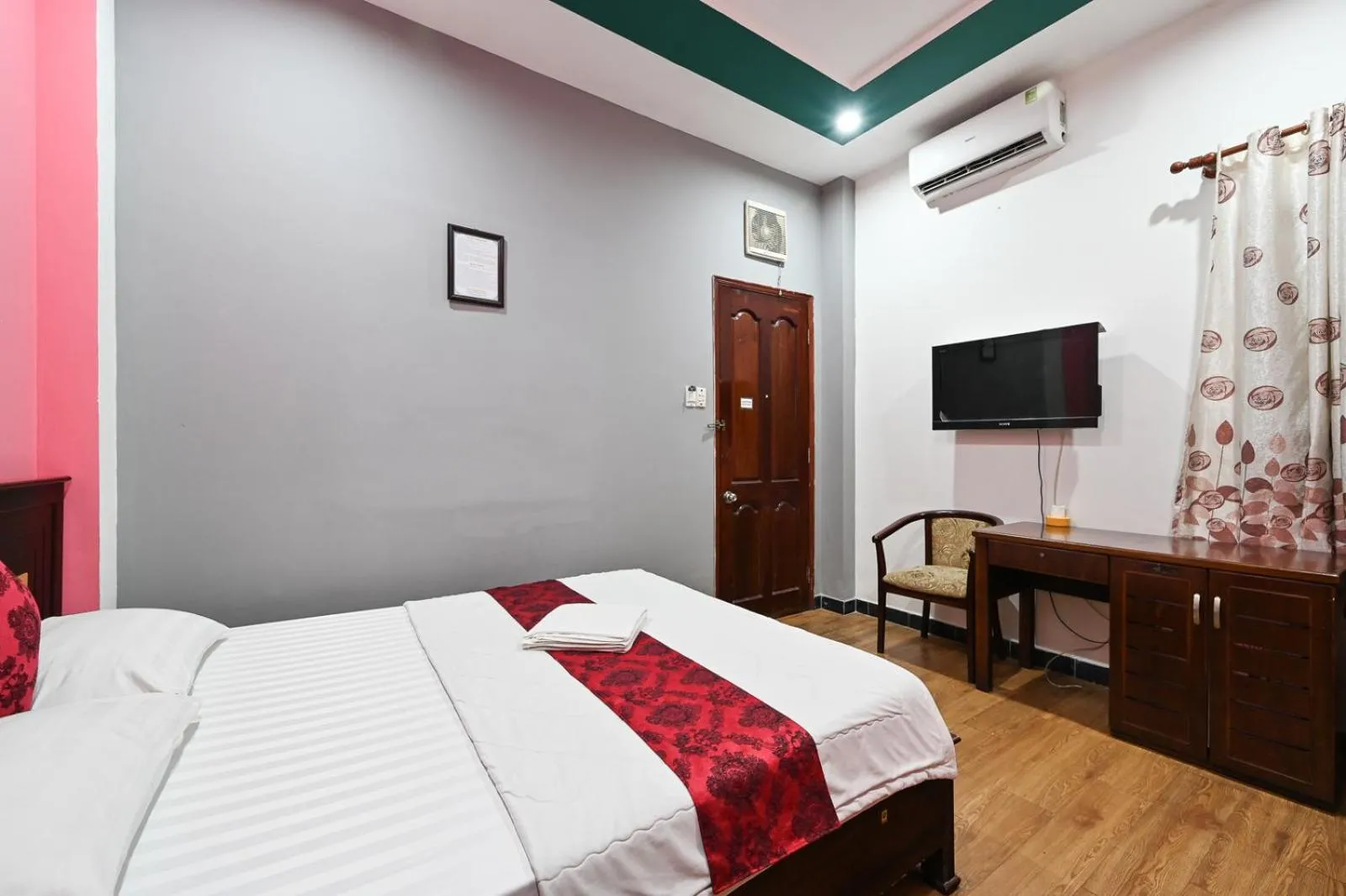 Photo of the whole room in Hoang Phung Hotel - Tan Son Nhat Airport
