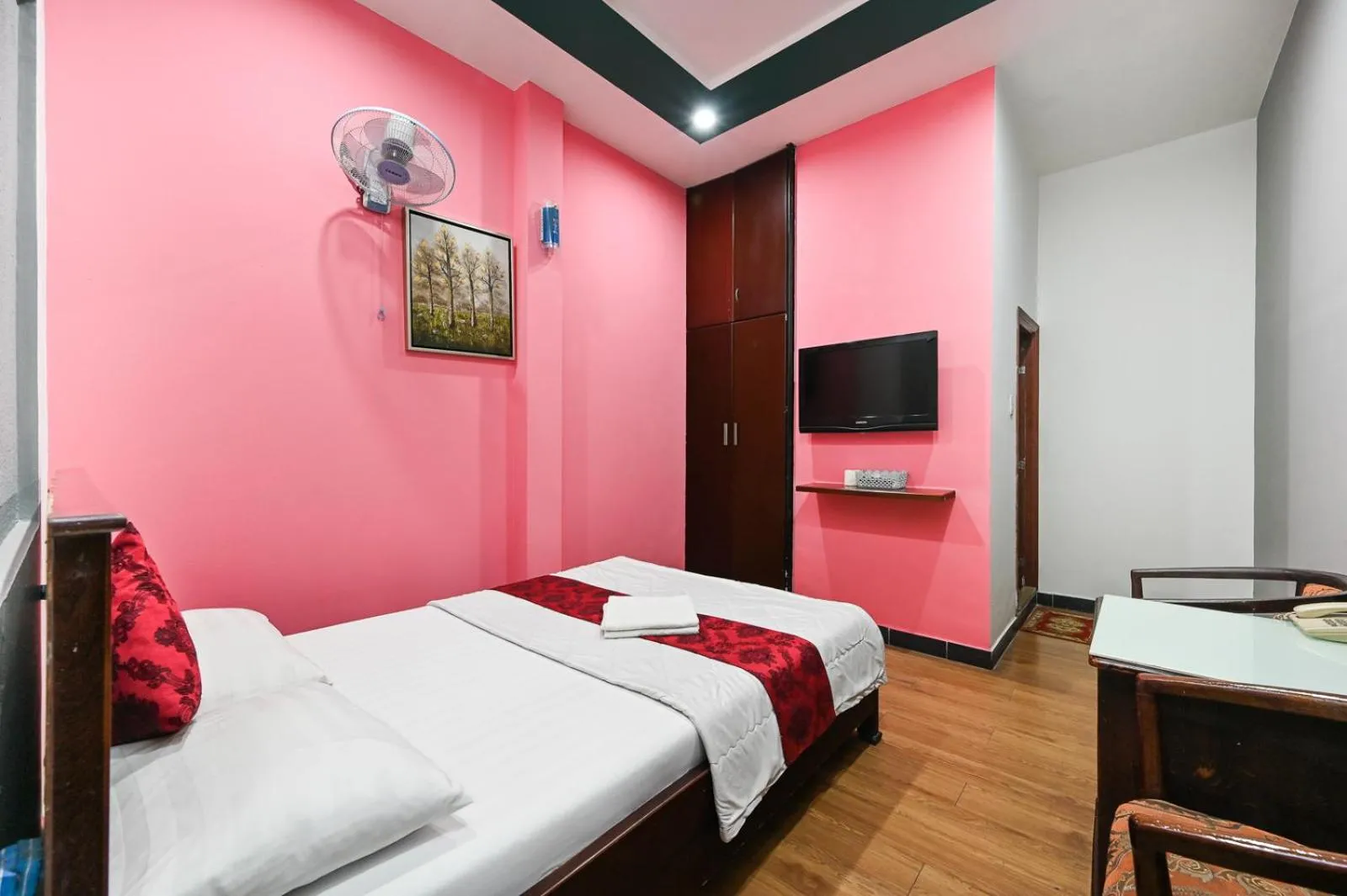 Photo of the whole room in Hoang Phung Hotel - Tan Son Nhat Airport