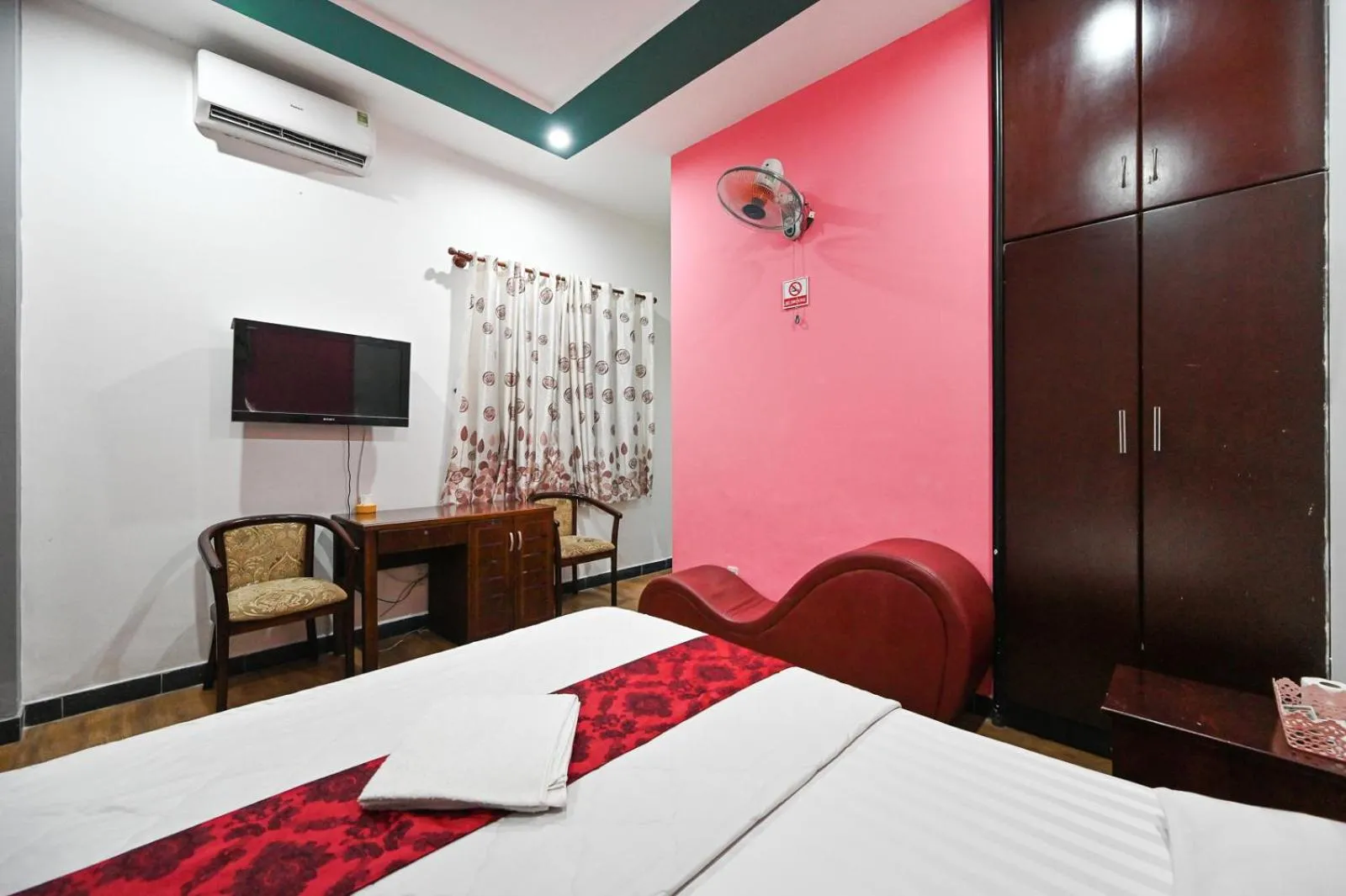 wardrobe in Hoang Phung Hotel - Tan Son Nhat Airport