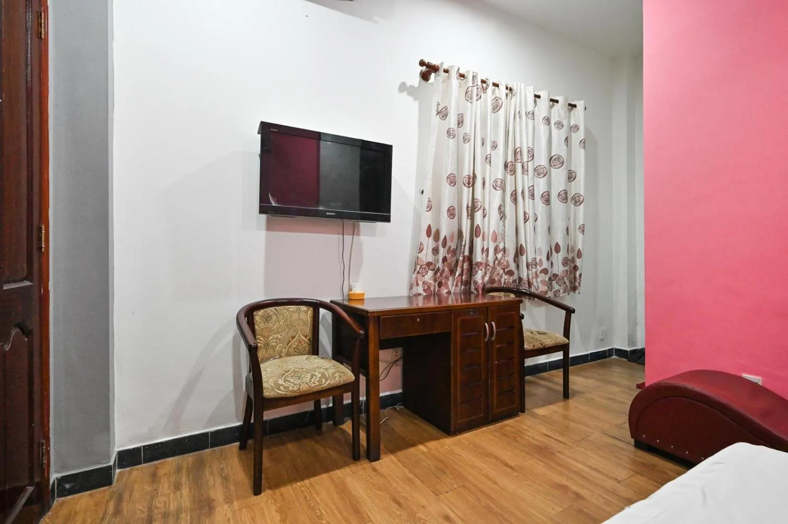 Photo of the whole room in Hoang Phung Hotel - Tan Son Nhat Airport