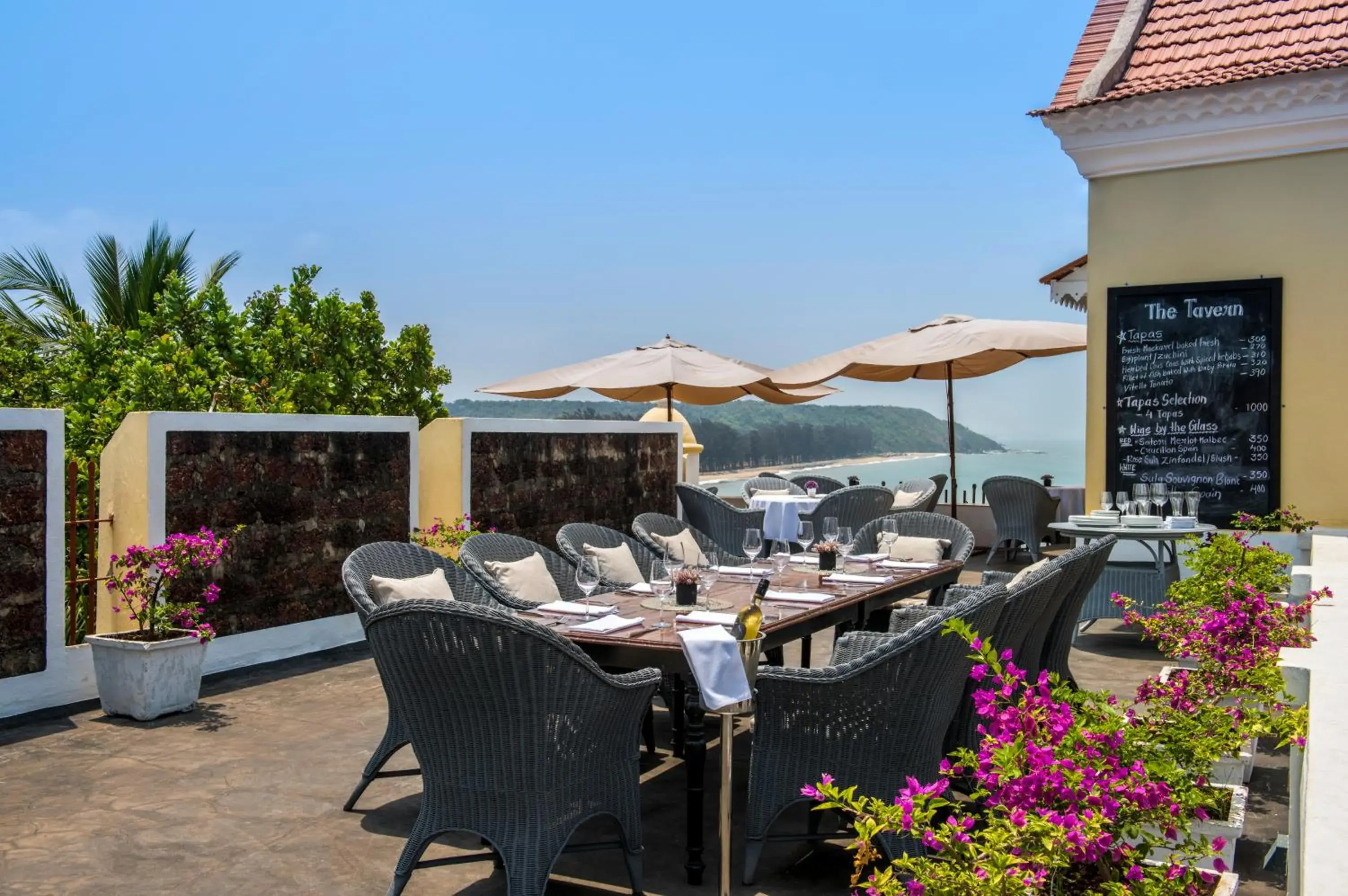 Restaurant/places to eat in Fort Tiracol Goa Restaurant/places to eat in Fort Tiracol Goa