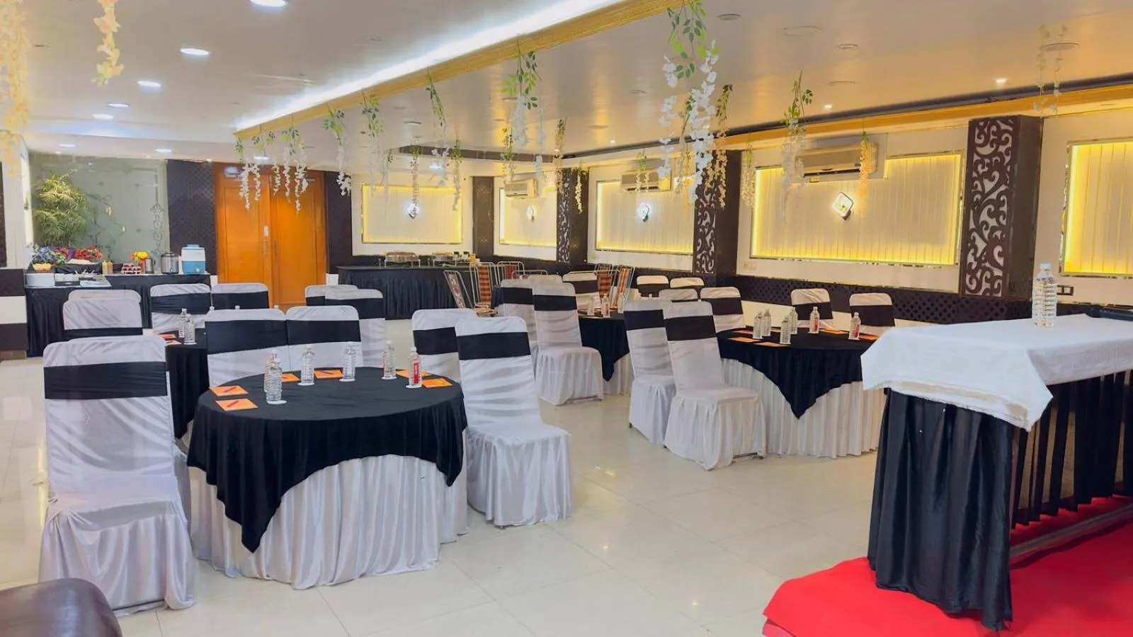 Restaurant/places to eat in Hotel SP International