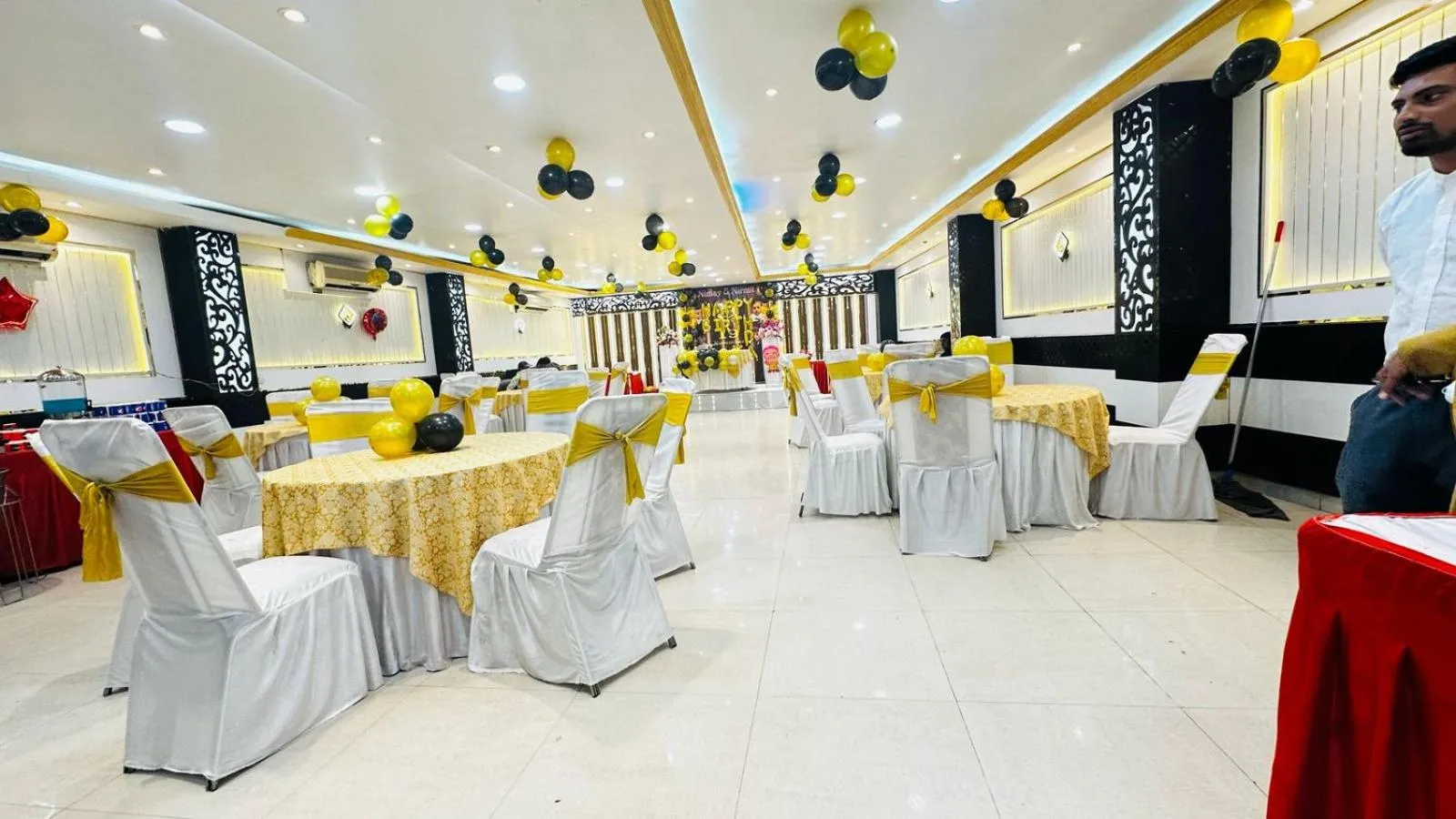 Restaurant/places to eat in Hotel SP International