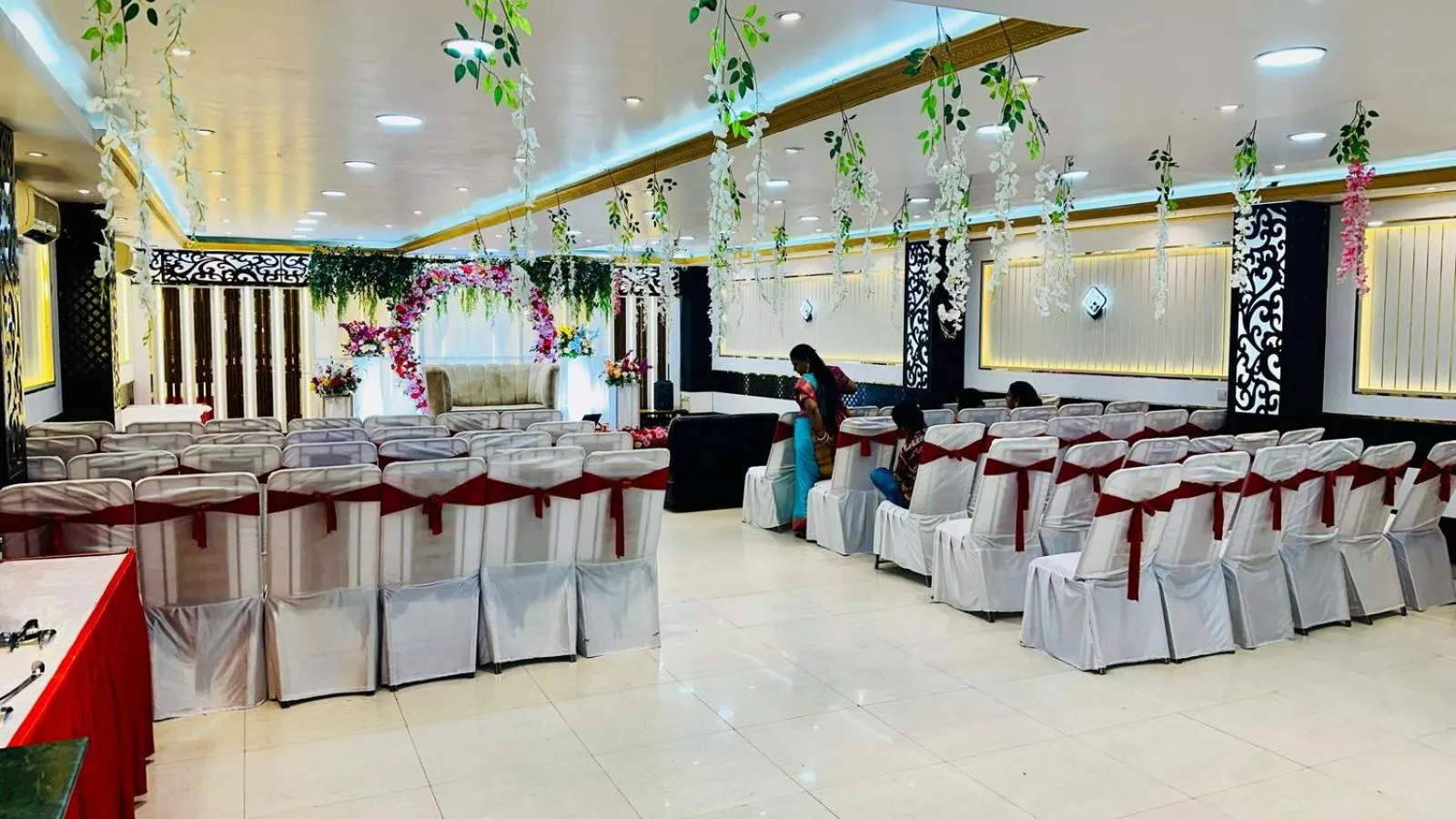 Restaurant/places to eat in Hotel SP International