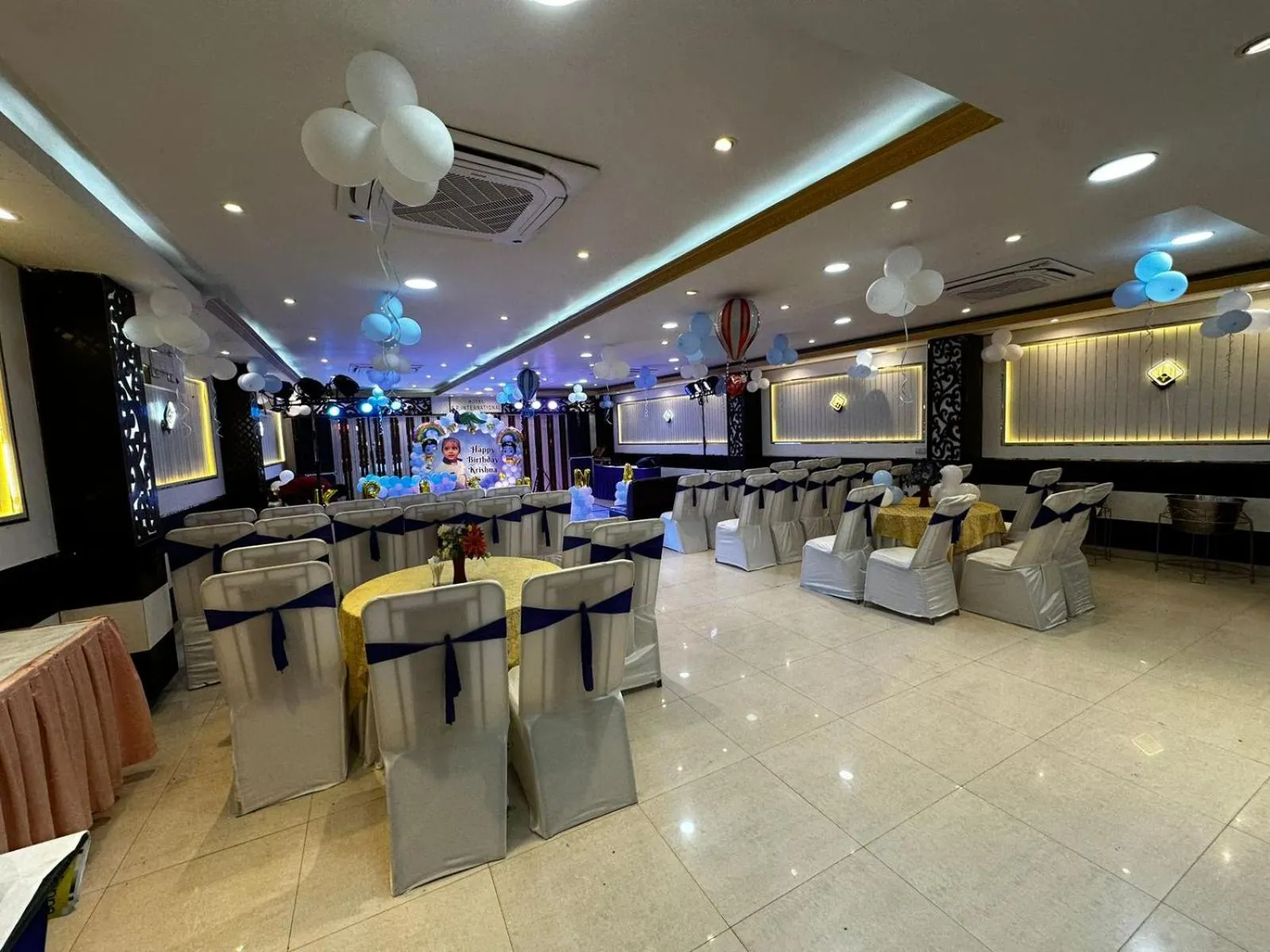 Restaurant/places to eat in Hotel SP International