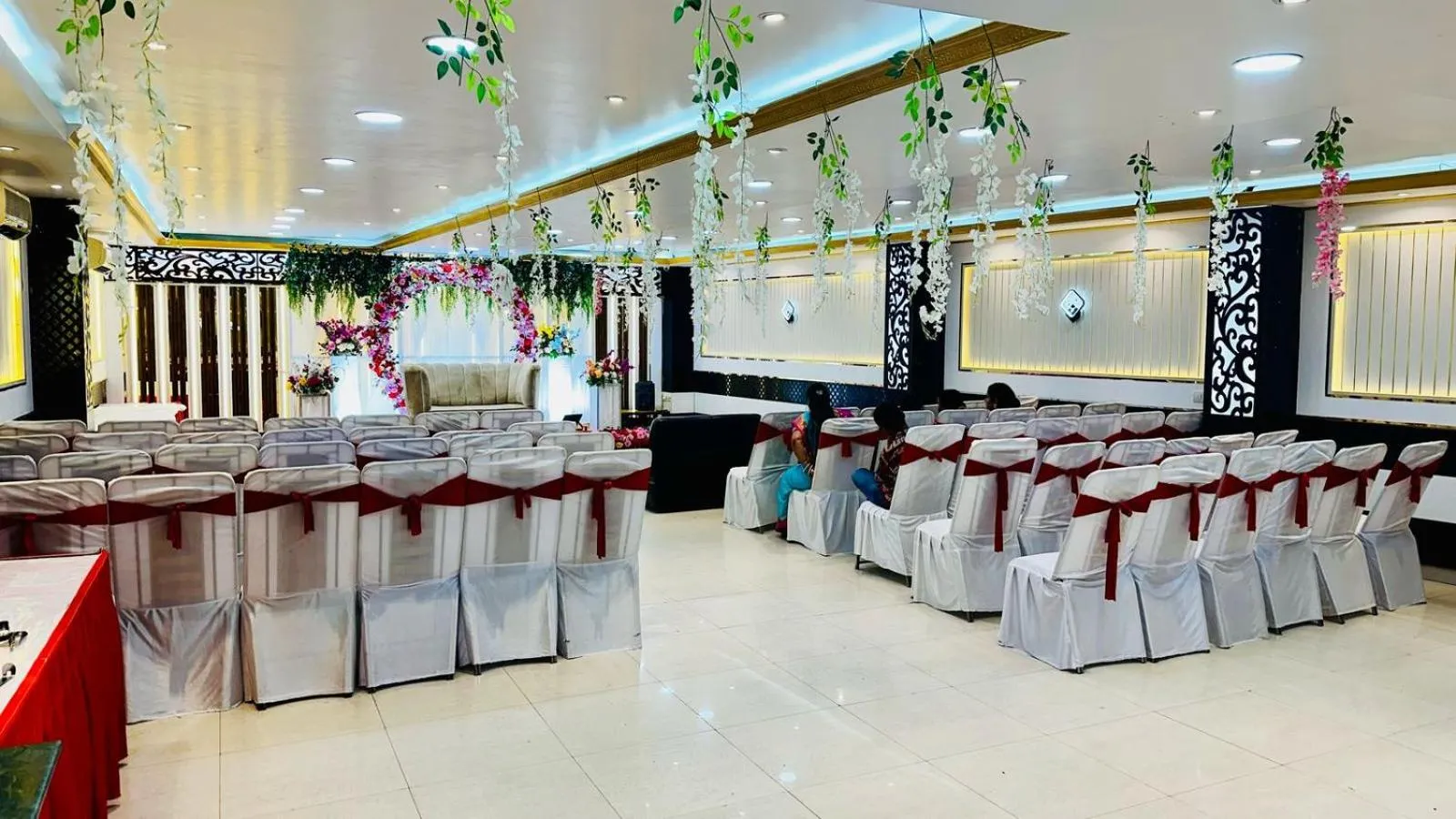 Restaurant/places to eat in Hotel SP International