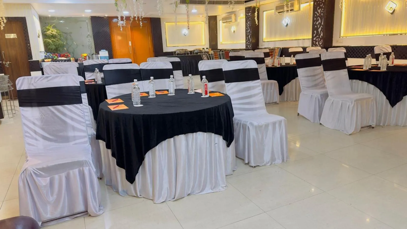 Restaurant/places to eat in Hotel SP International