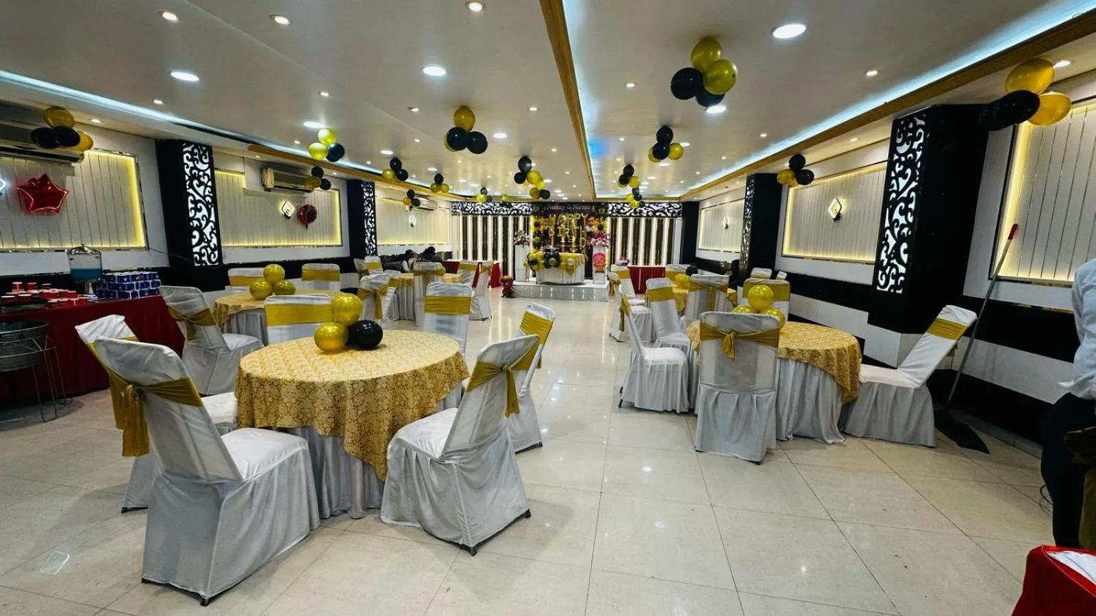 Restaurant/places to eat in Hotel SP International