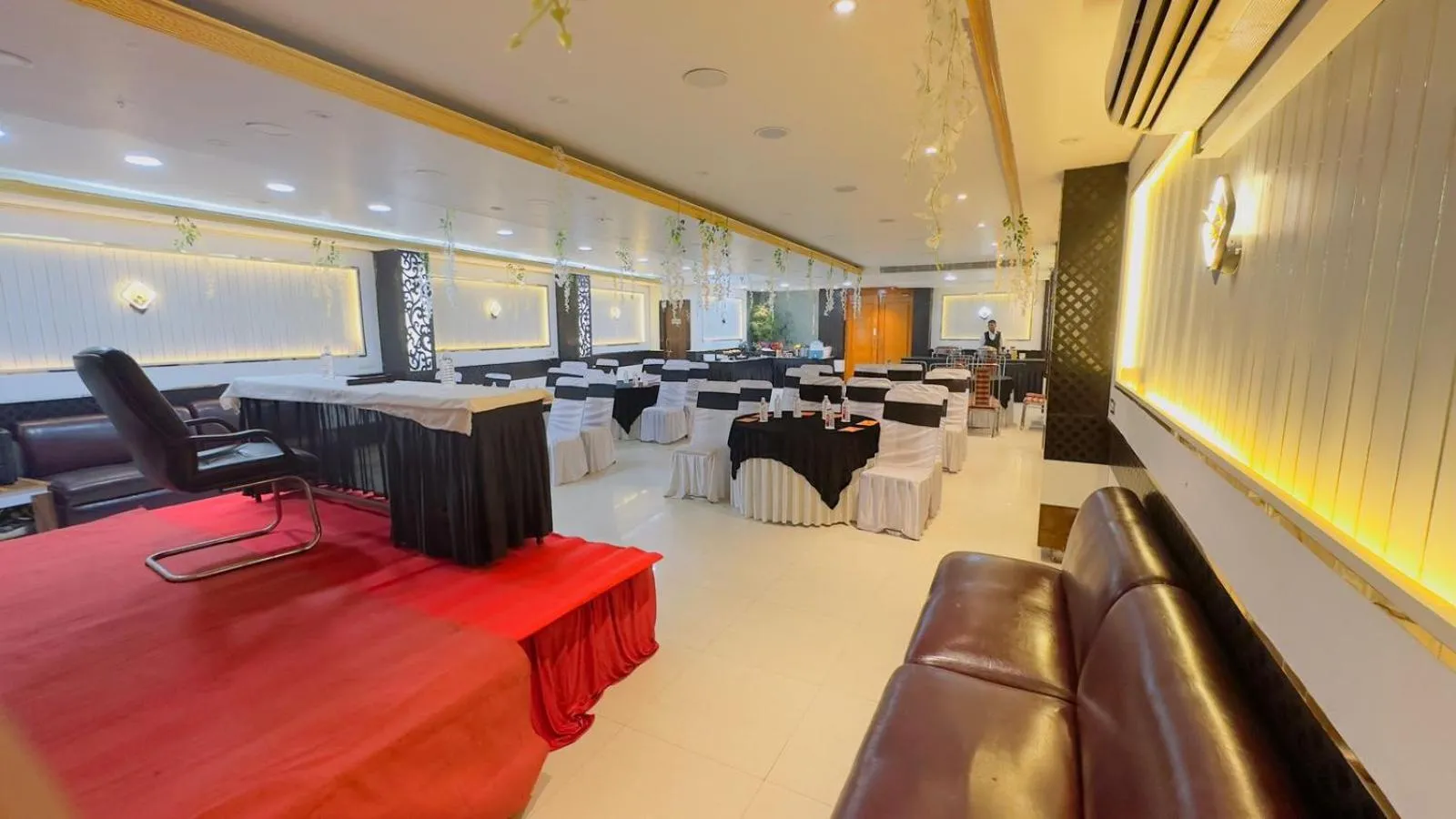 Restaurant/places to eat in Hotel SP International