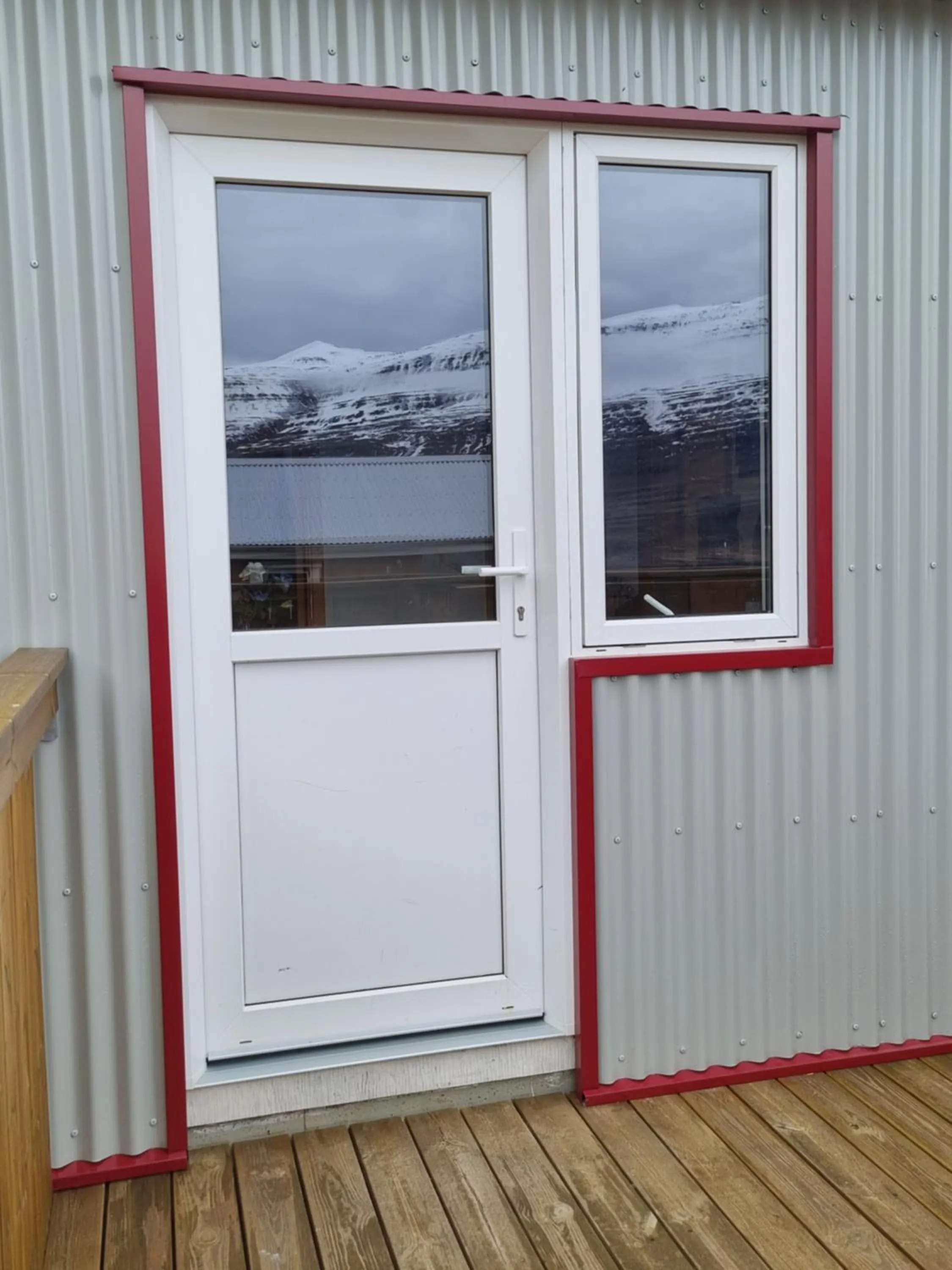 Facade/entrance in Lindarbrekka