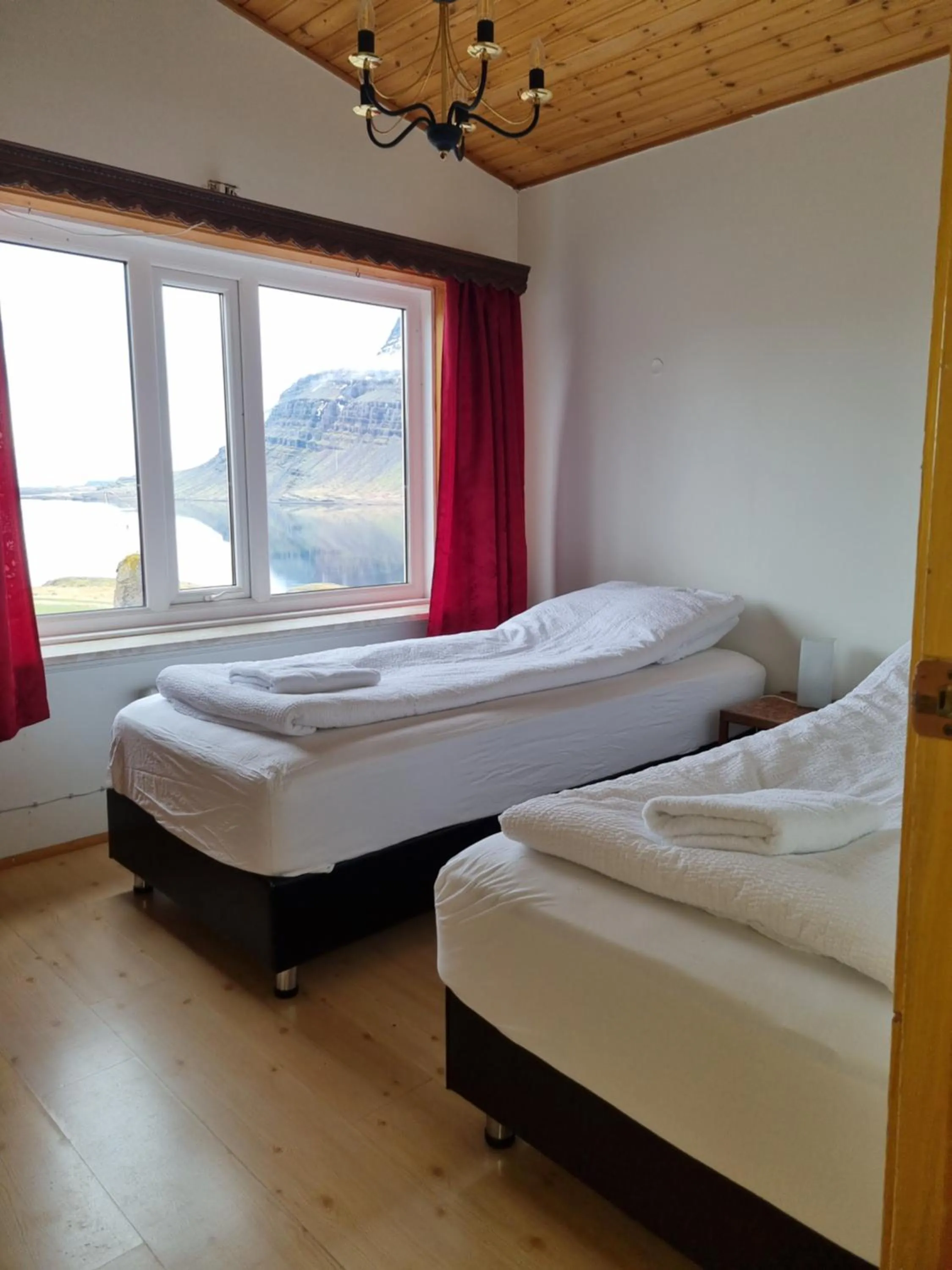 Bedroom, Bed in Lindarbrekka