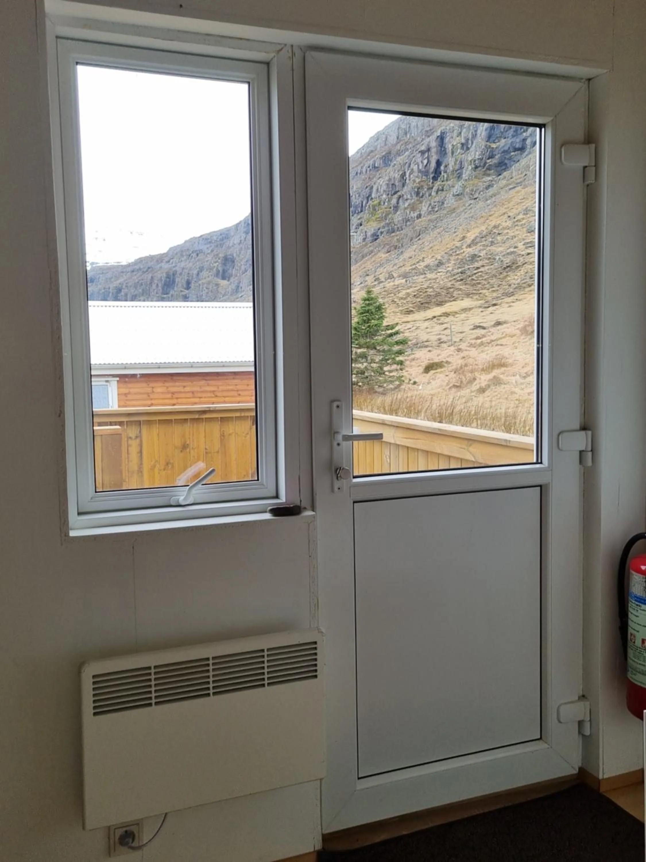 Facade/entrance in Lindarbrekka