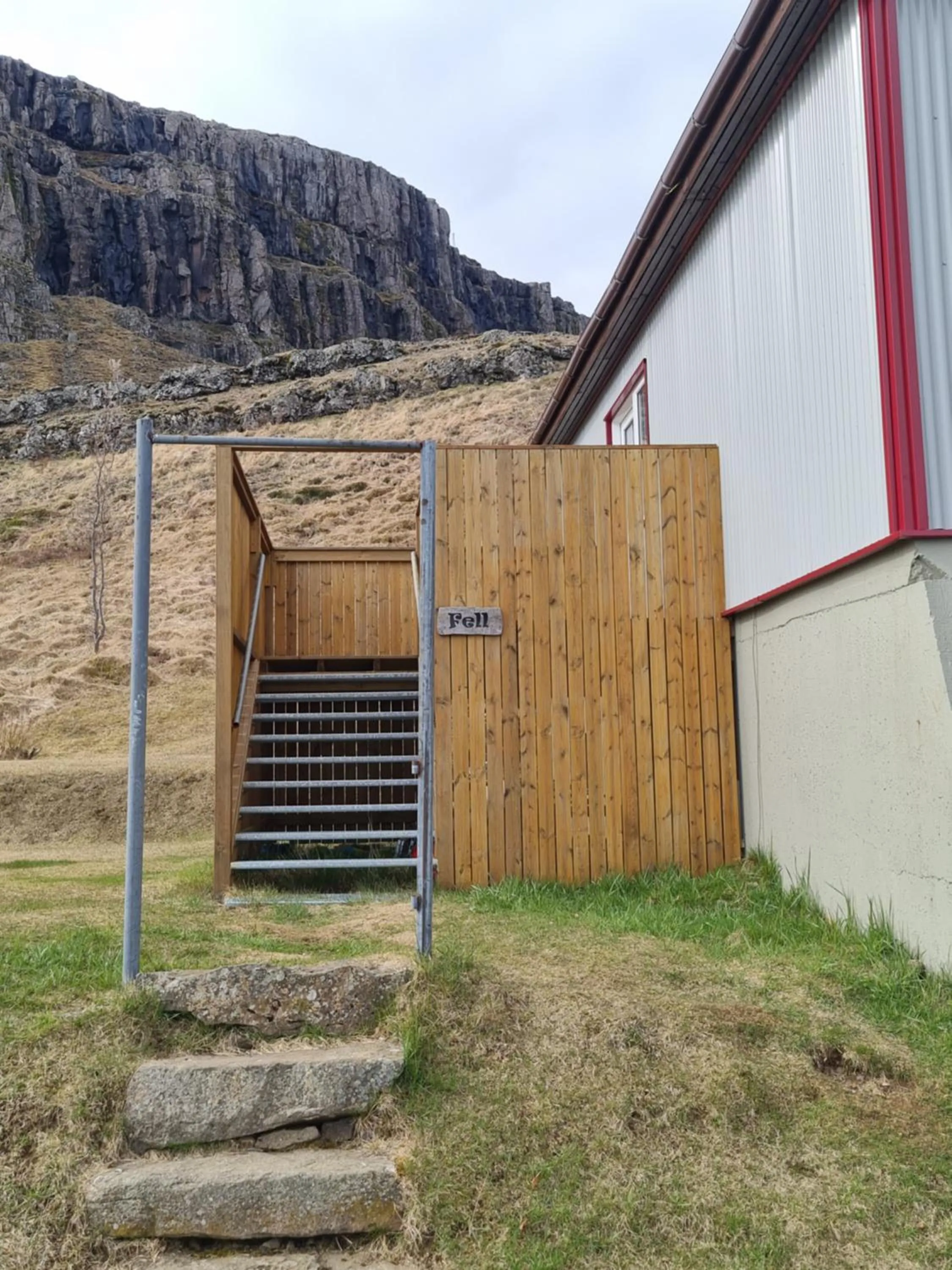 Facade/entrance in Lindarbrekka