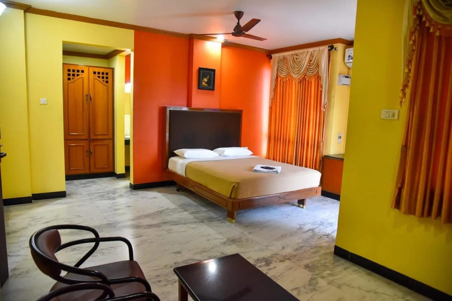 Living room, Bed in Hotel Grand Palace