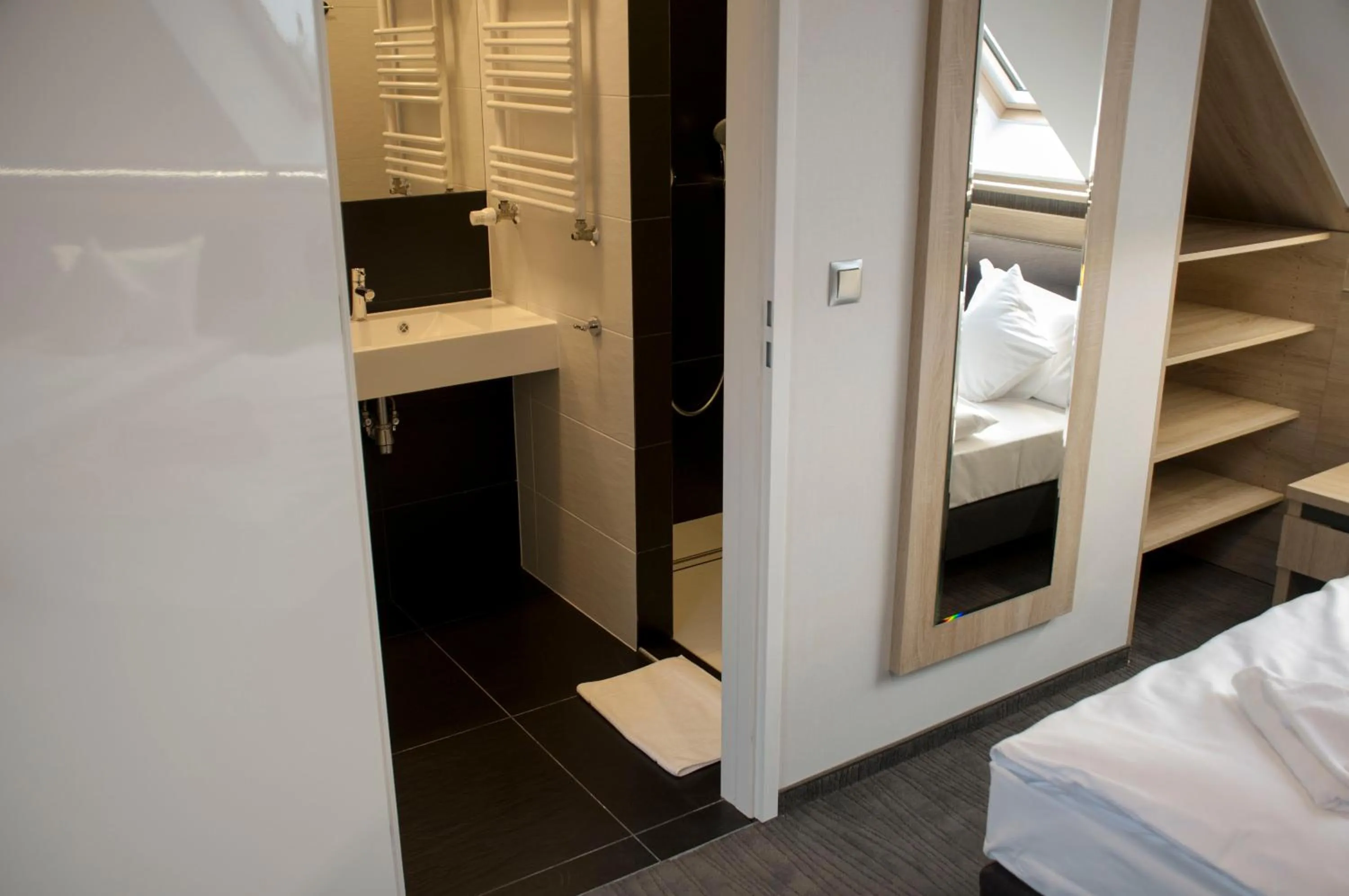 Bathroom, Bed in Hotel Jakuszyce Sport & Spa