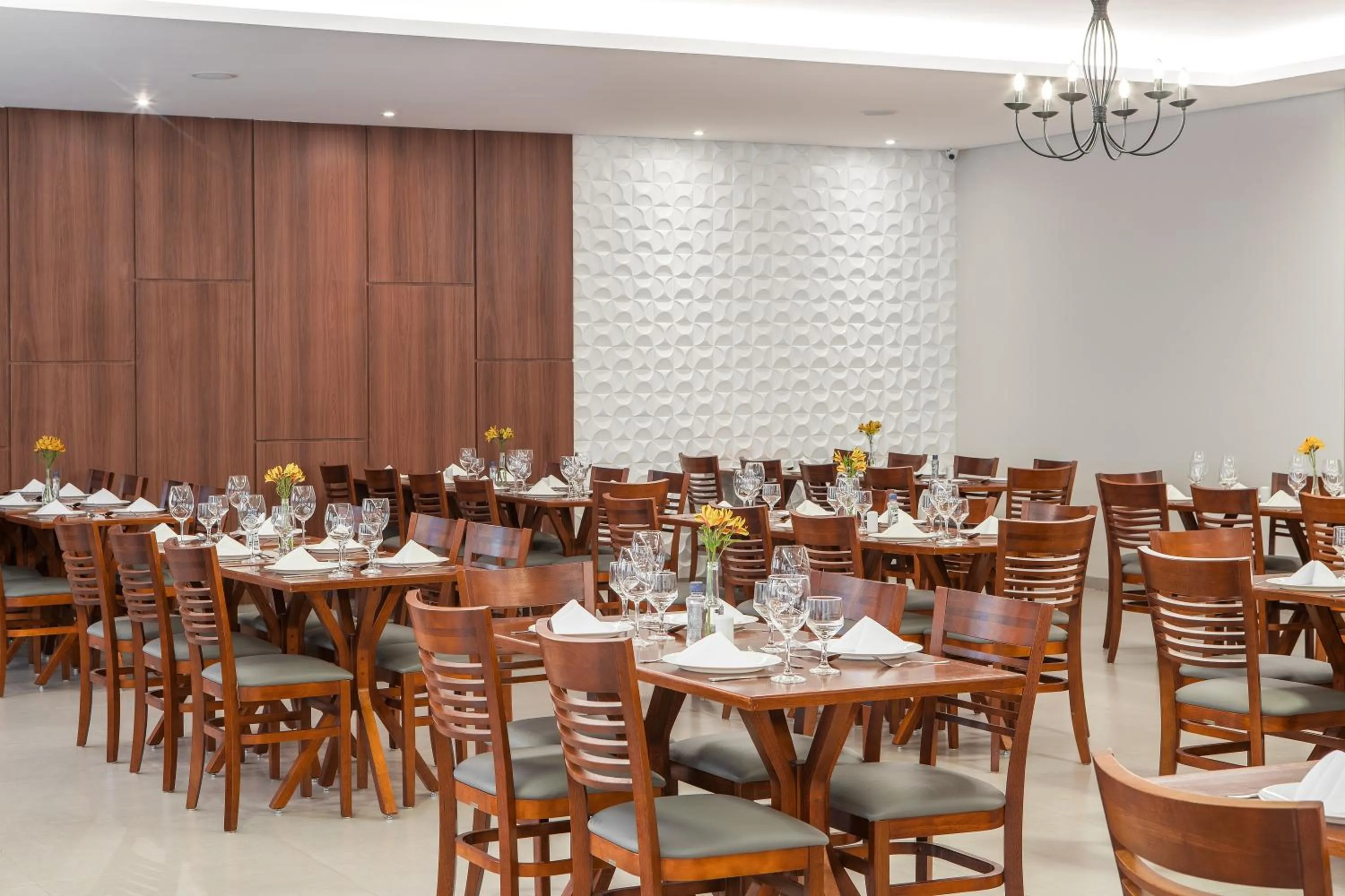 Restaurant/places to eat in Sumaré Park Hotel