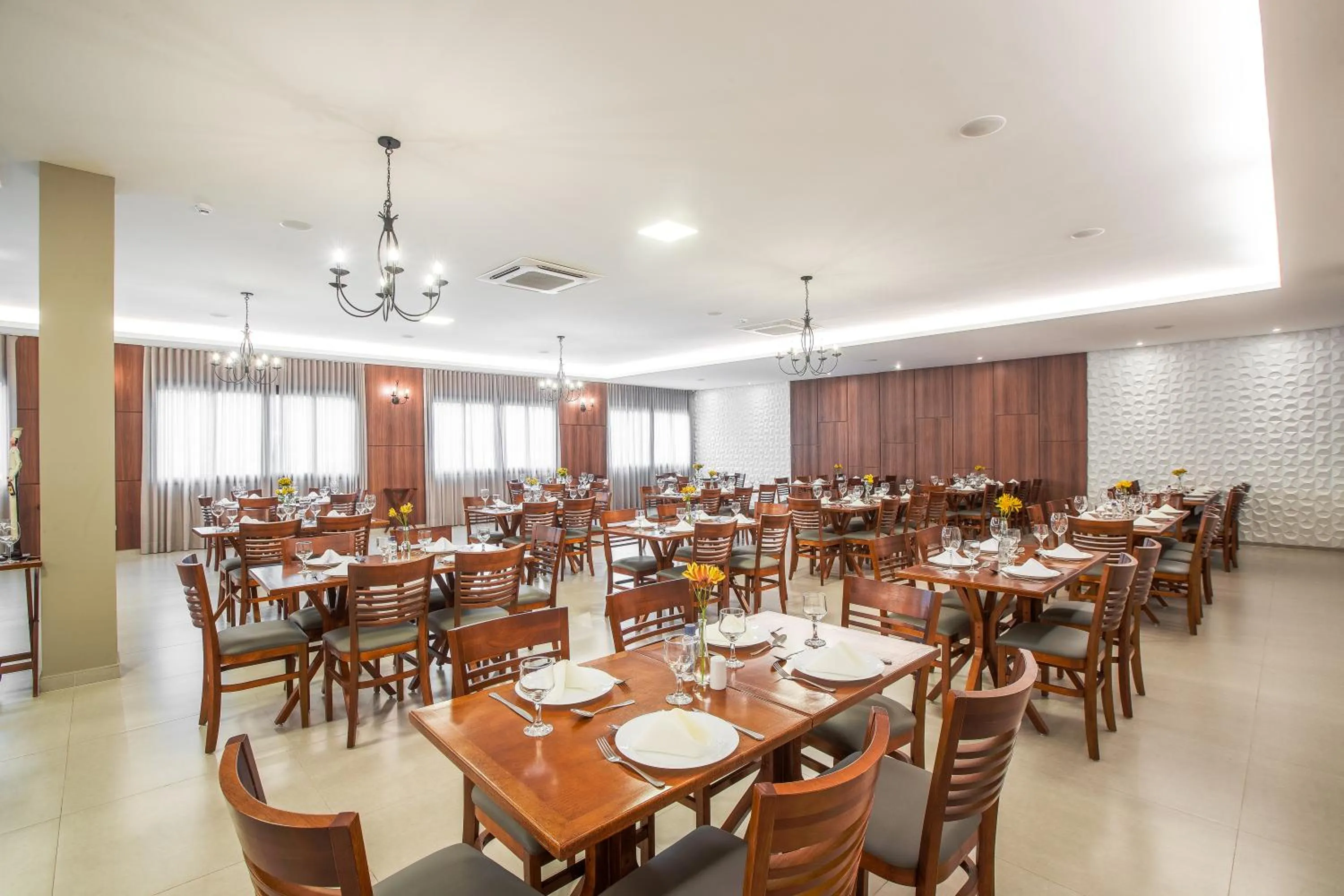 Restaurant/places to eat in Sumaré Park Hotel
