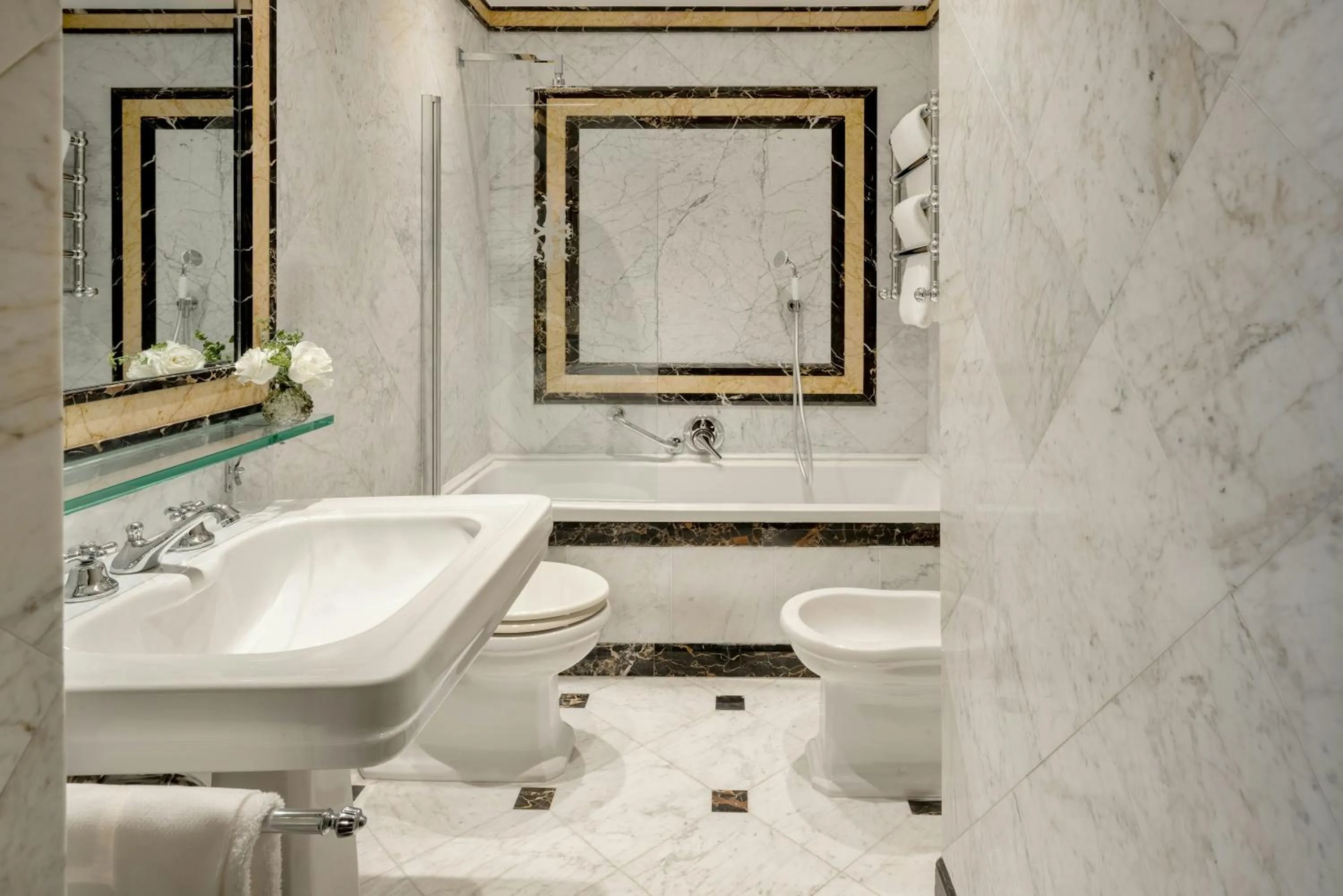 Bedroom in Hotel d’Inghilterra Roma – Starhotels Collezione