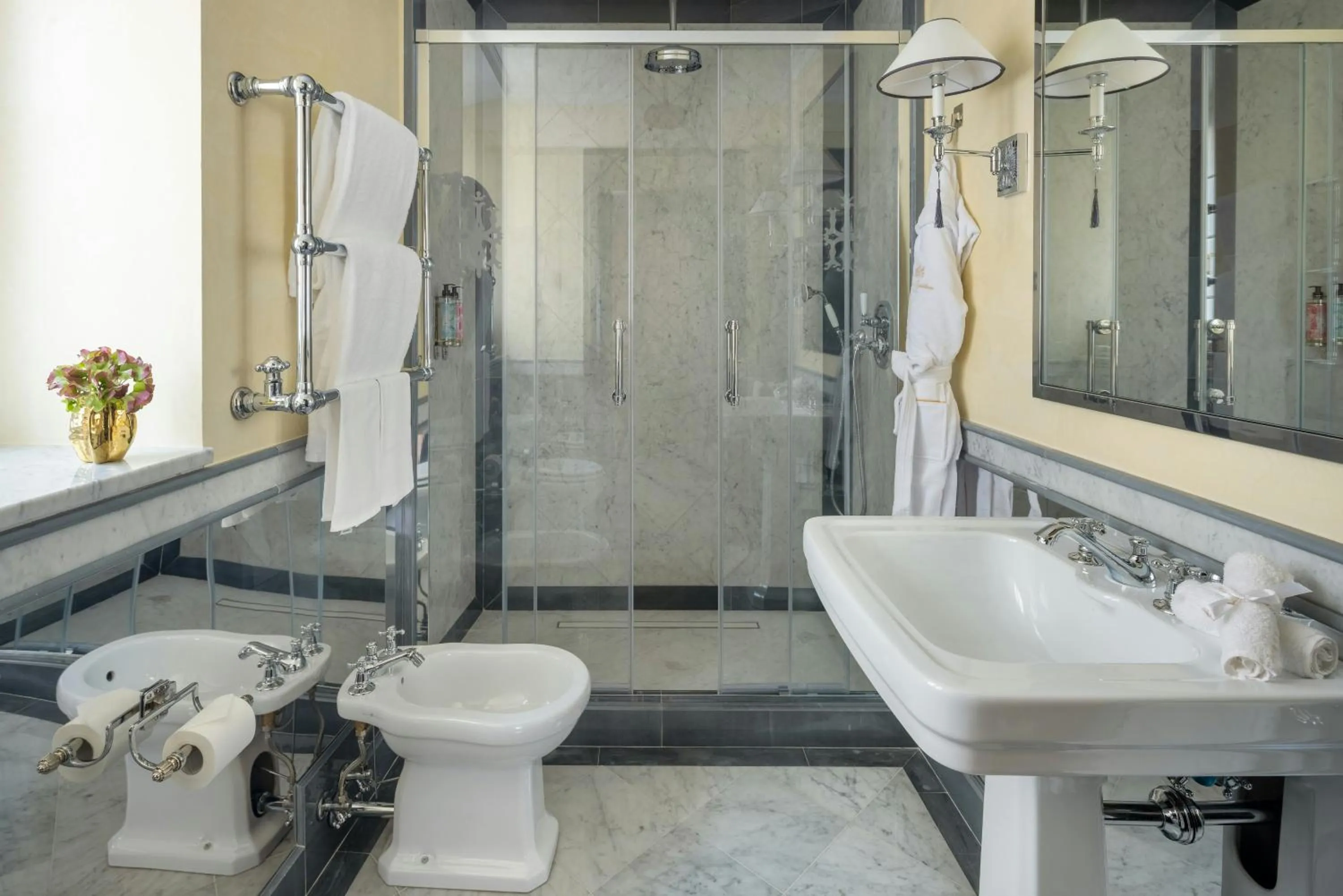 Photo of the whole room in Hotel d’Inghilterra Roma – Starhotels Collezione