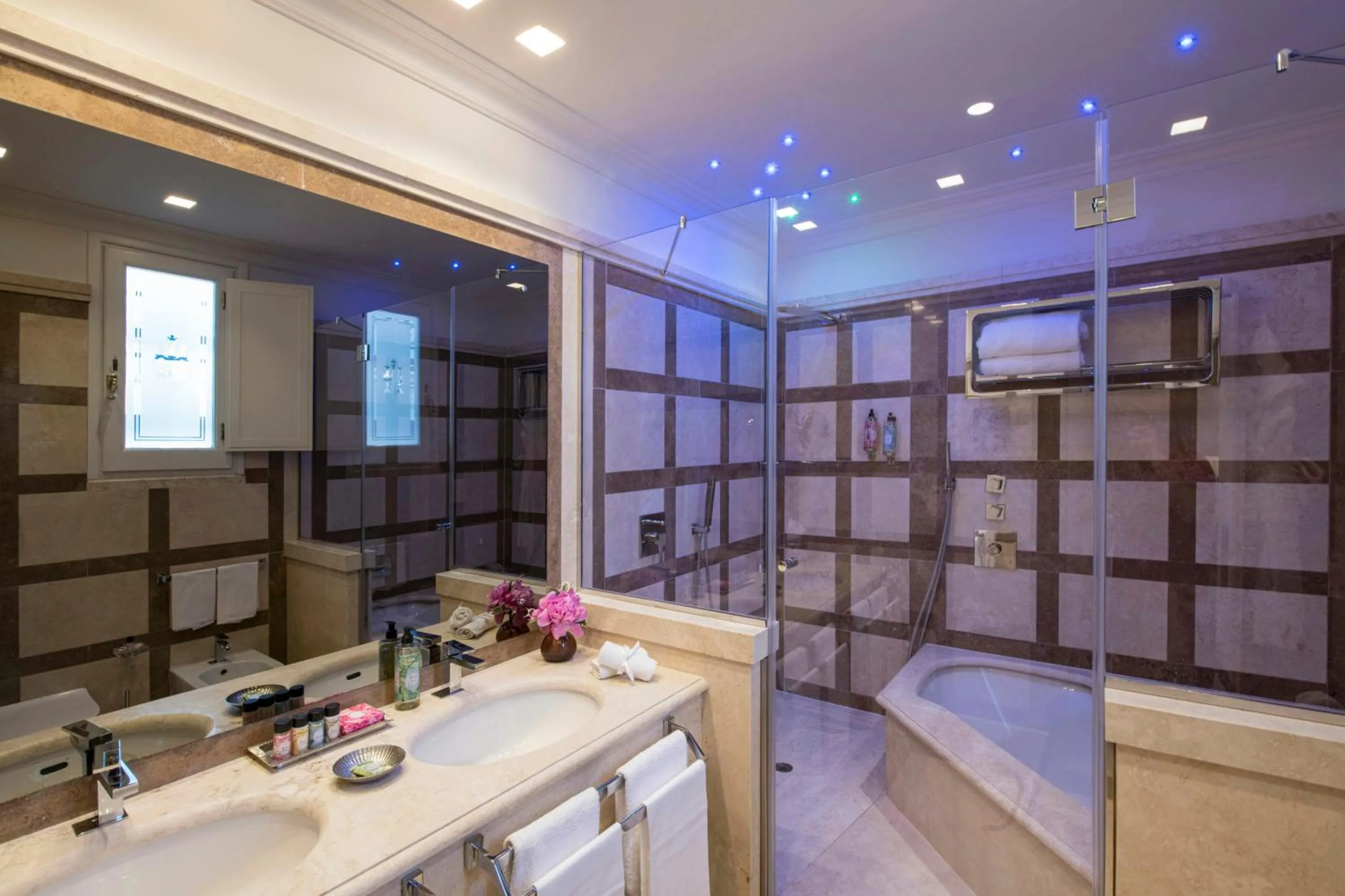 Photo of the whole room in Hotel d’Inghilterra Roma – Starhotels Collezione