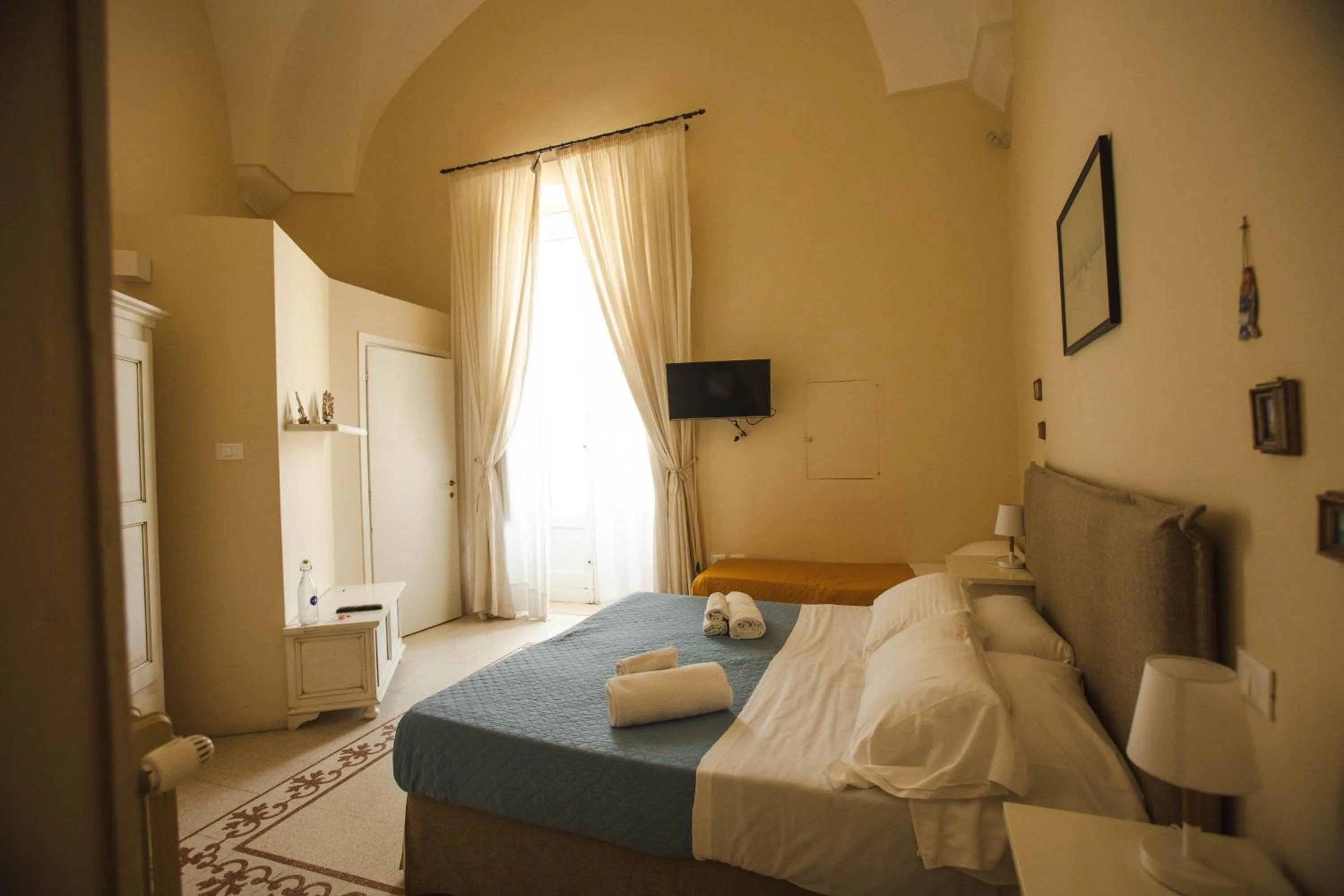 TV and multimedia, Bed in 4 Balconi rooms-Boutique B&B