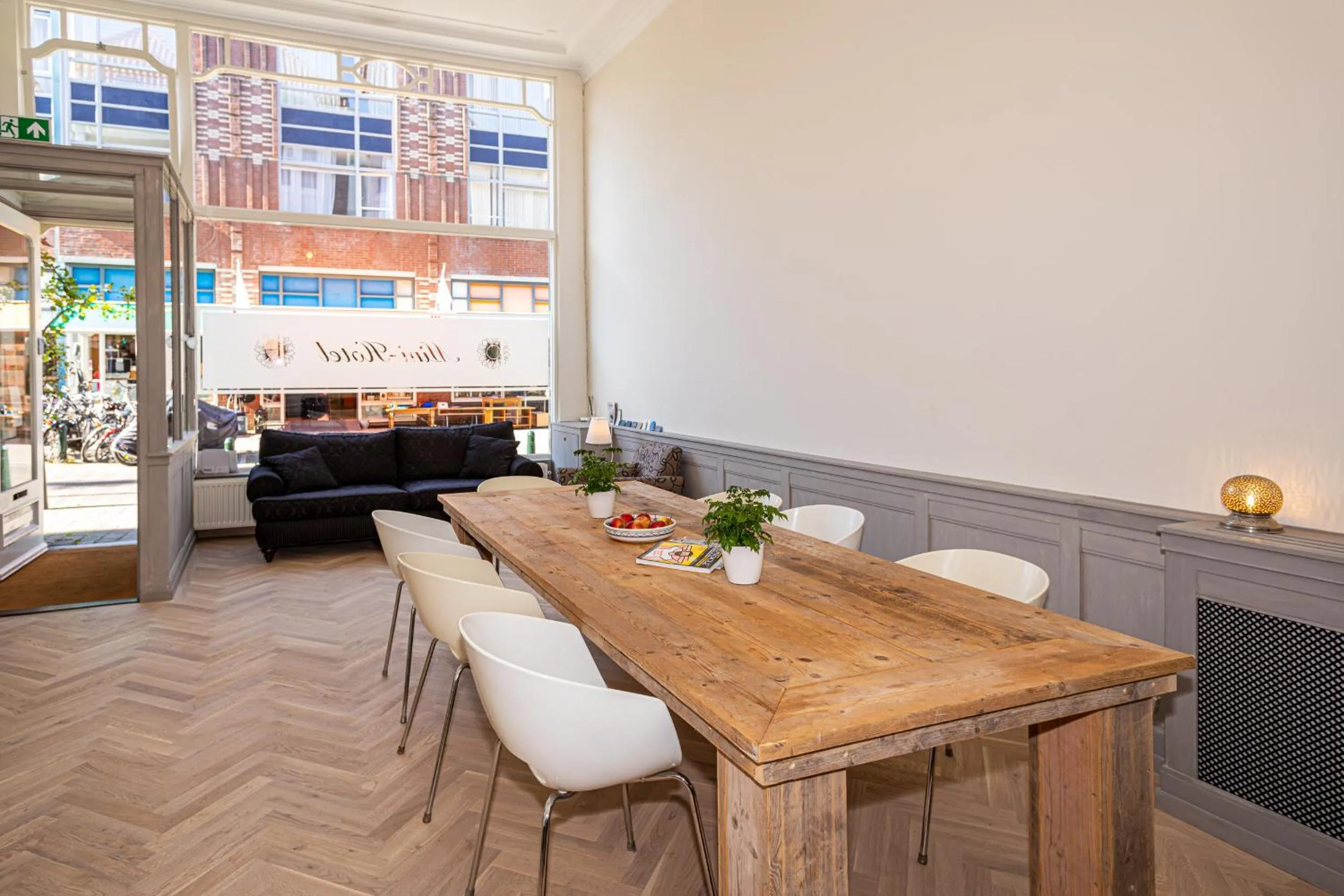 Communal lounge/ TV room in Sleep&Stay Floris IV